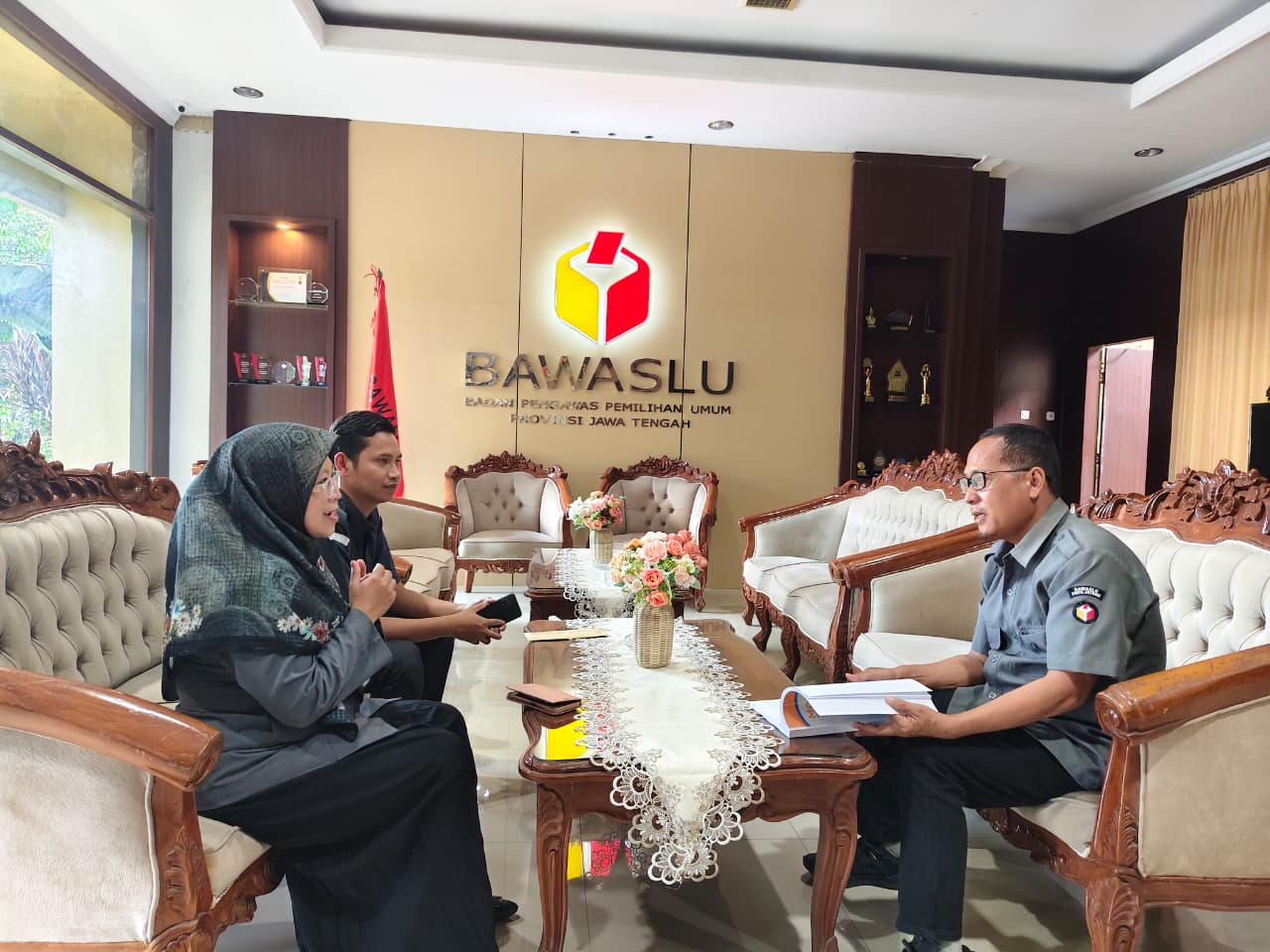 Kordiv HPS Bawaslu Kabupaten Semarang, Ummi Nu'amah sedang berkonsultasi Terkait Persiapan Workshop dan Kelas Penyelesaian Sengketa di UNW kepada Kordiv Penyelesaian Sengketa Bawaslu Provinsi Jawa Tengah, Wahyudi Sutrisno, di Kantor Sekretariat Bawaslu Provinsi Jawa Tengah, Senin (14/04/2026)