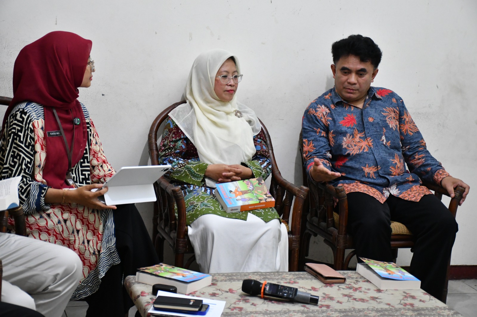 Anggota Bawaslu Kabupaten Semarang, Ummi Nu'amah (tengah) menyampaikan isi artikelnya dalam podcast Bawasantai Bedah Buku Wasit Demokrasi, Kamis 9 April 2026