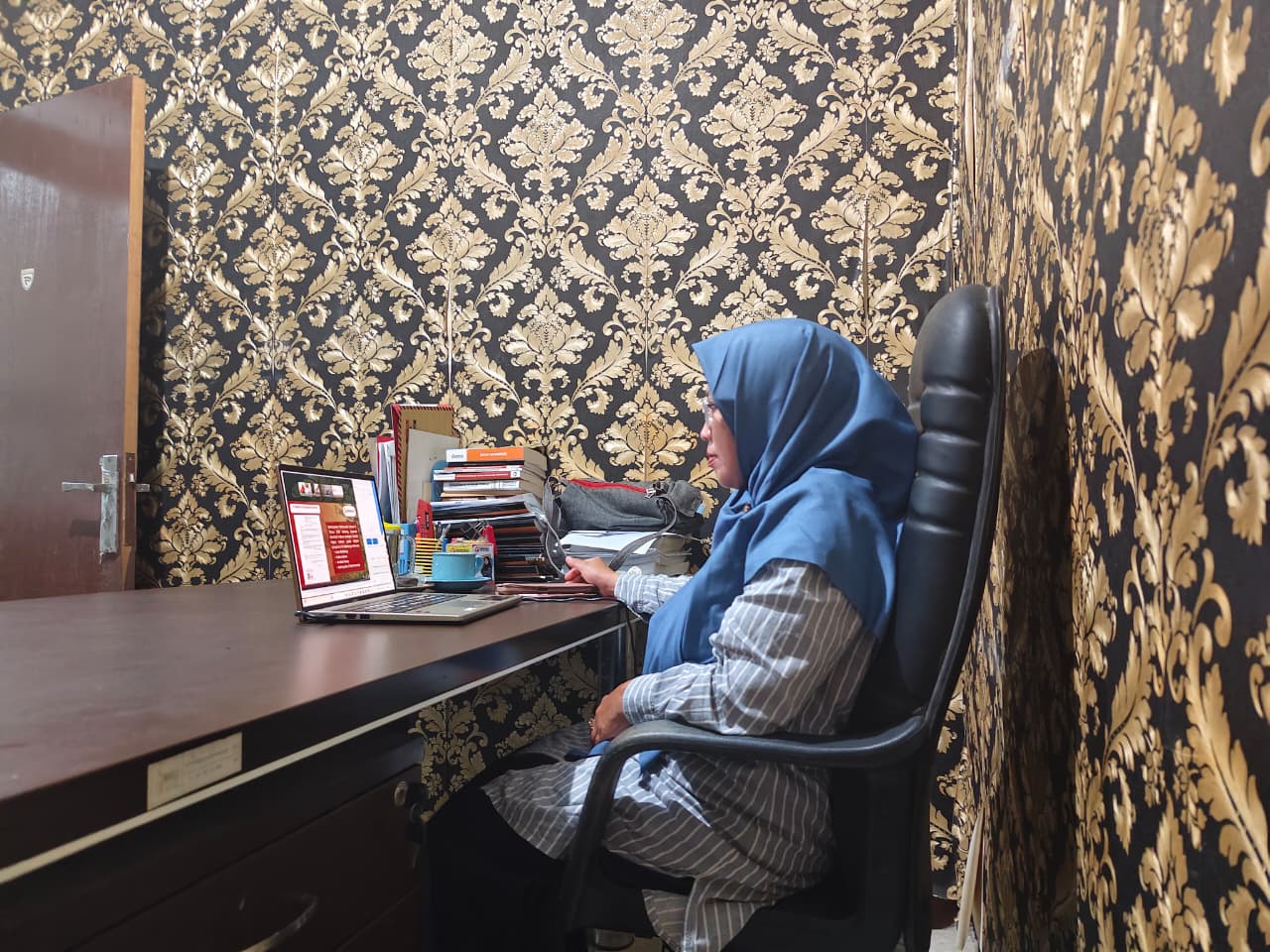 Kordiv HPS Bawaslu Kabupaten Semarang, Ummi Nu'amah mengikuti Selasa Menyapa dengan tema "Teknis Penyusunan Kajian Hukum dan Telaah Staf" Secara Virtual, Selasa (14/04/2026)