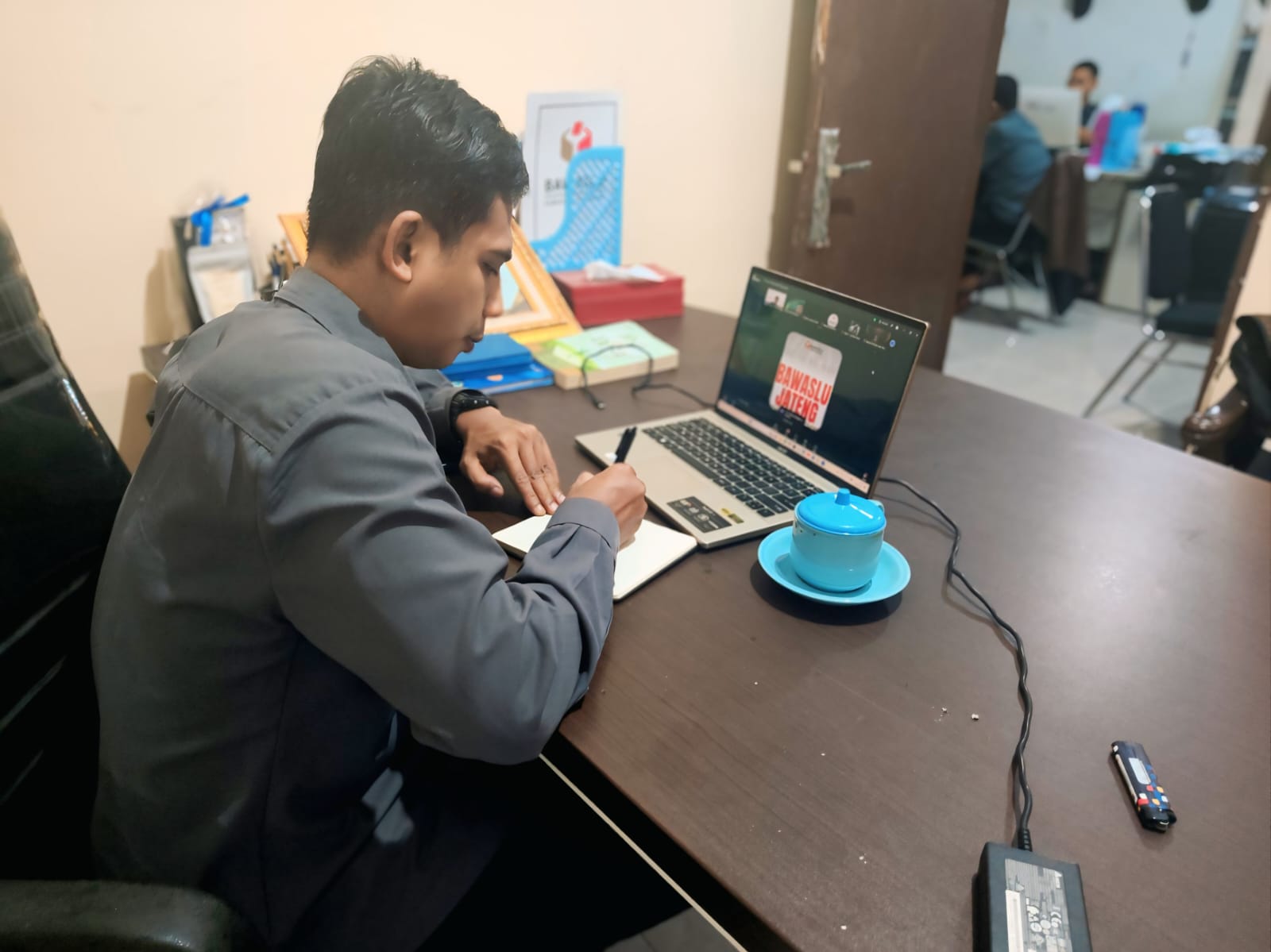 Koodinator Divisi Pencegahan, Partisipasi Masyarakat & Humas Bawaslu Kabupaten Semarang, Muharom Al Rosyid mengikuti rapat Konsolidasi Divisi Pencegahan, Partisipasi Masyarakat & Humas Bawaslu Kabupaten/Kota se-Jawa Tengah secara daring pada Selasa, 14 April 2026.