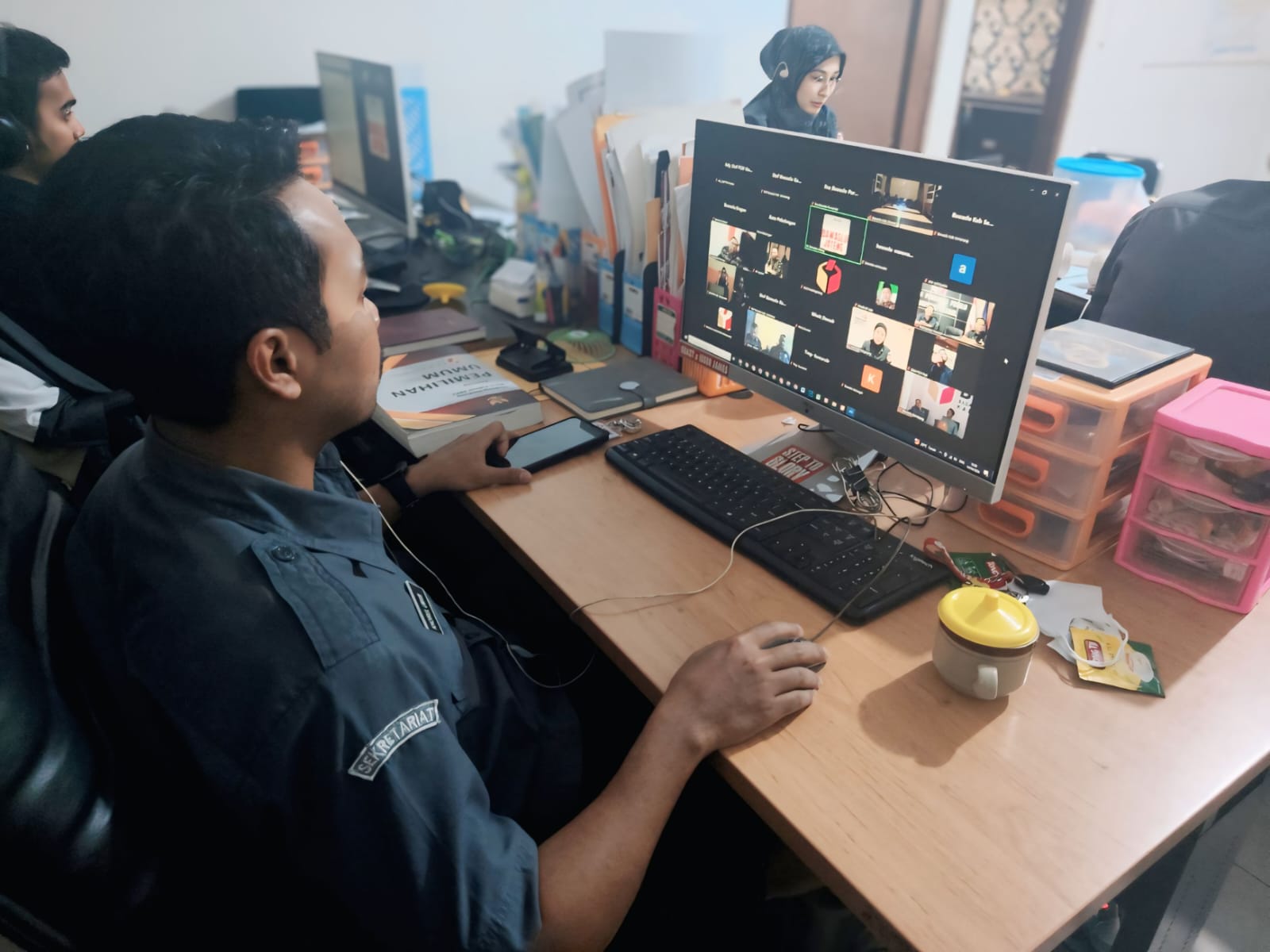 Bawaslu Kabupaten Semarang mengikuti Rapat Konsolidasi Divisi Pencegahan, Partisipasi Masyarakat & Humas Bawaslu Kabupaten/Kota se-Jawa Tengah pada Selasa, 14 April 2026 secara daring.