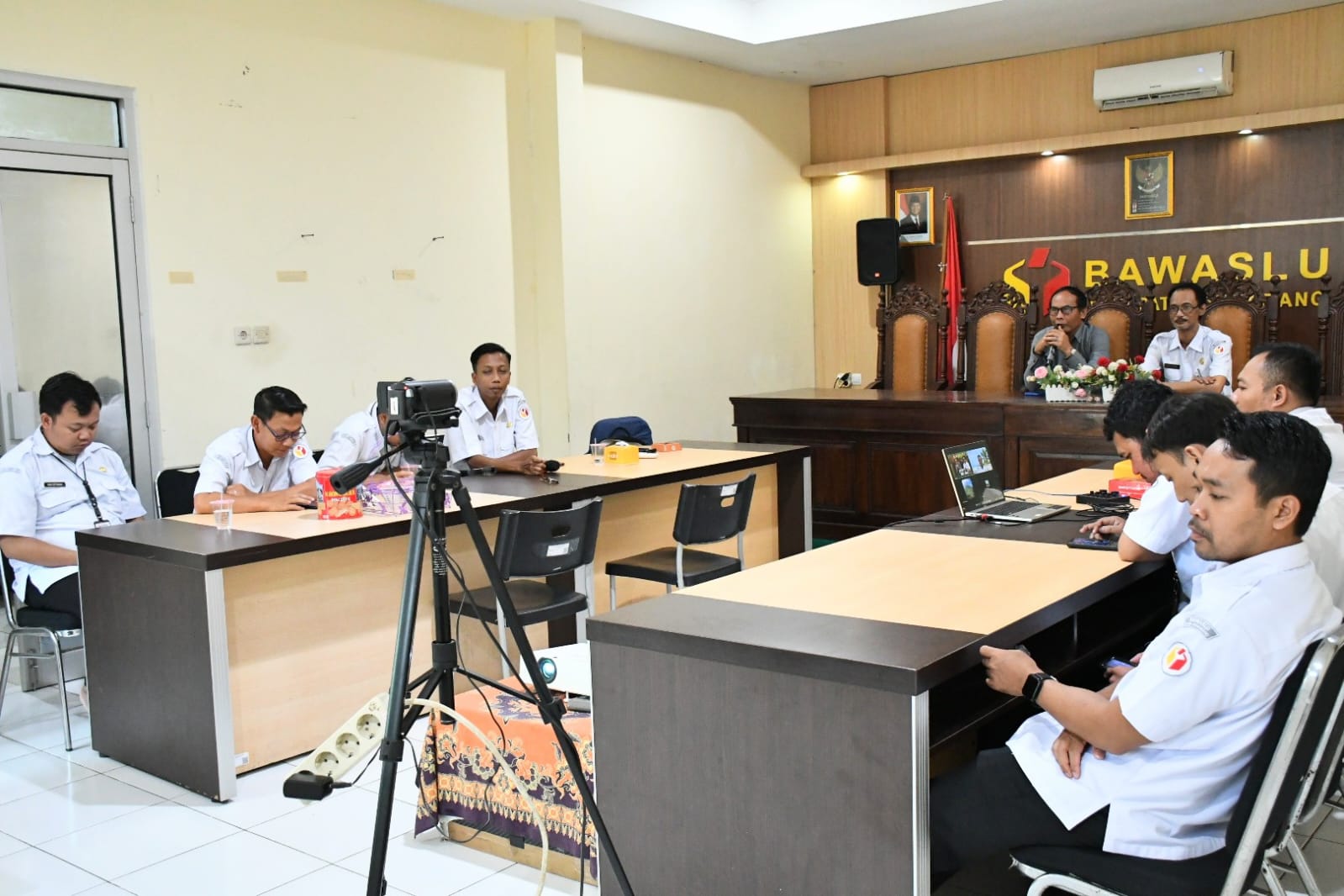 Ketua Bawaslu Kab. Smg, Agus Riyanto, S.P., S.H.bersama Kepala Sekretariat Bawaslu Kabupaten Semarang beserta Pejabat Struktural Serta Seluruh ASN Bawaslu Kabupaten Semarang, saat memberikan arahan dan membuka Kegiatan Rabu Smart, Rabu, (15/02/2026)