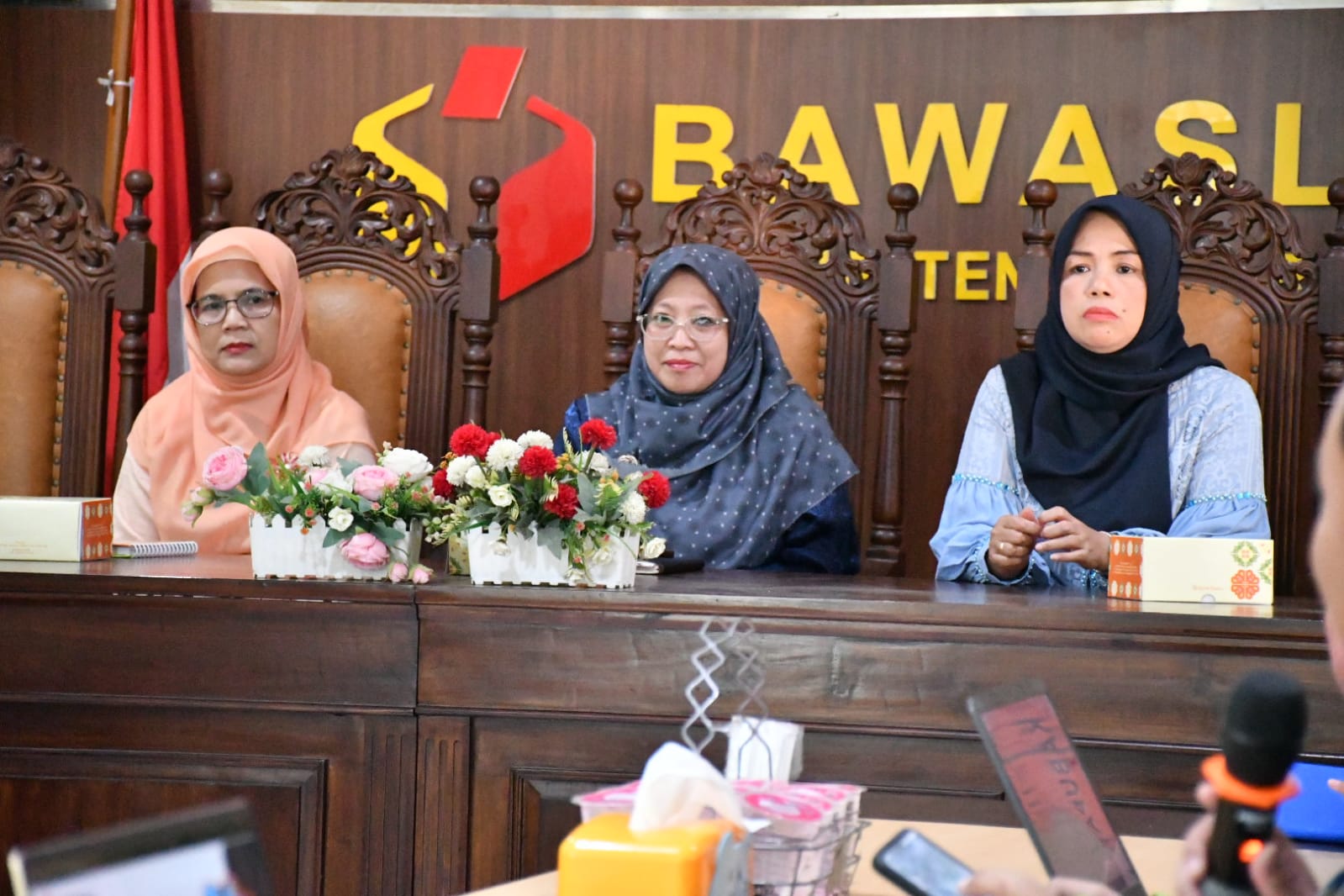 Anggota Bawaslu Kabupaten Semarang, Ummi Nu'amah, Bersama Ketua GOW Kabupaten Semarang, Unip Muhriyana Basari yang didampingi Sekretaris GOW Kabupaten Semarang menjadi Narasumber pada Kegiatan Rapat Koordinasi Evaluasi Penanganan Pelanggaran, Kamis, (16/04/2026) 