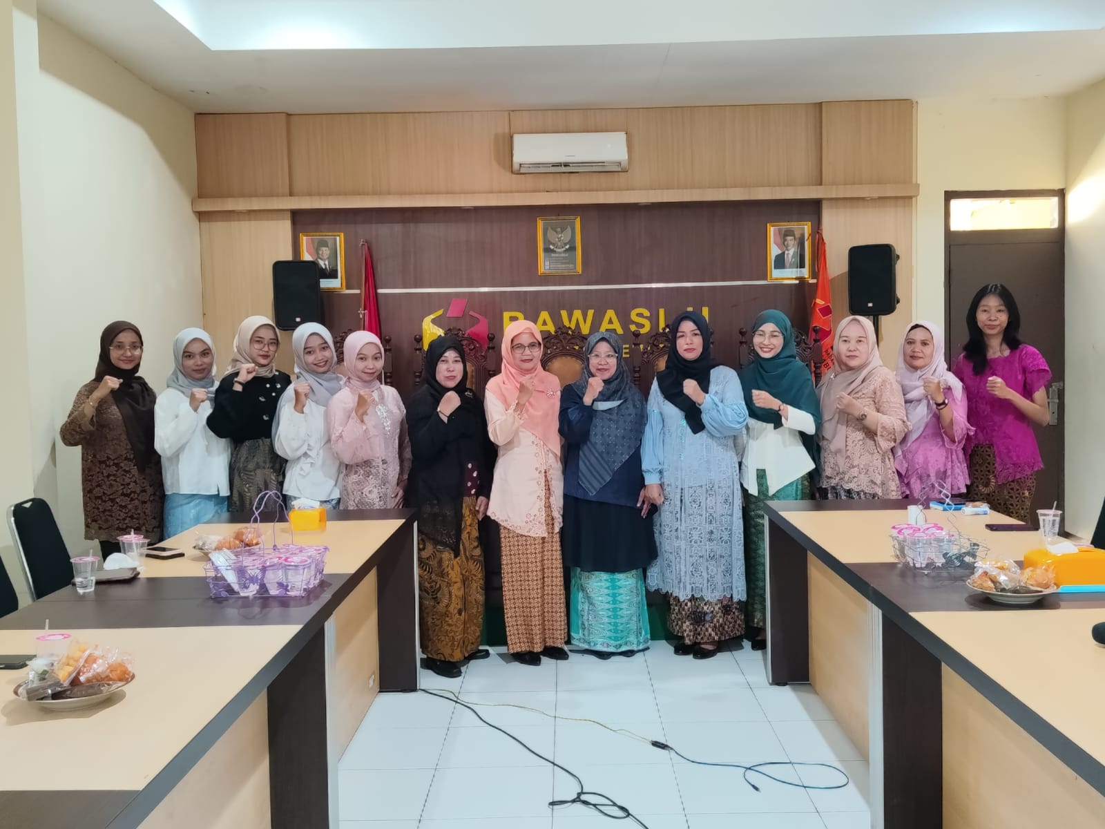 Anggota Bawaslu Kabupaten Semarang Ummi Nu'amah dan Fithriyah, didampingi oleh Seluruh PegawaI Perempuan Bawaslu Kabupaten Semarang Berfoto Bersama dengan Ketua GOW Kabupaten Semarang, Unip Muhriyana Basari yang didampingi oleh Sekretaris GOW Kabupaten Semarang setelah mengikuti Rapat Koordinasi Evaluasi Penanganan Pelanggaran, Kamis, (16/04/2026)