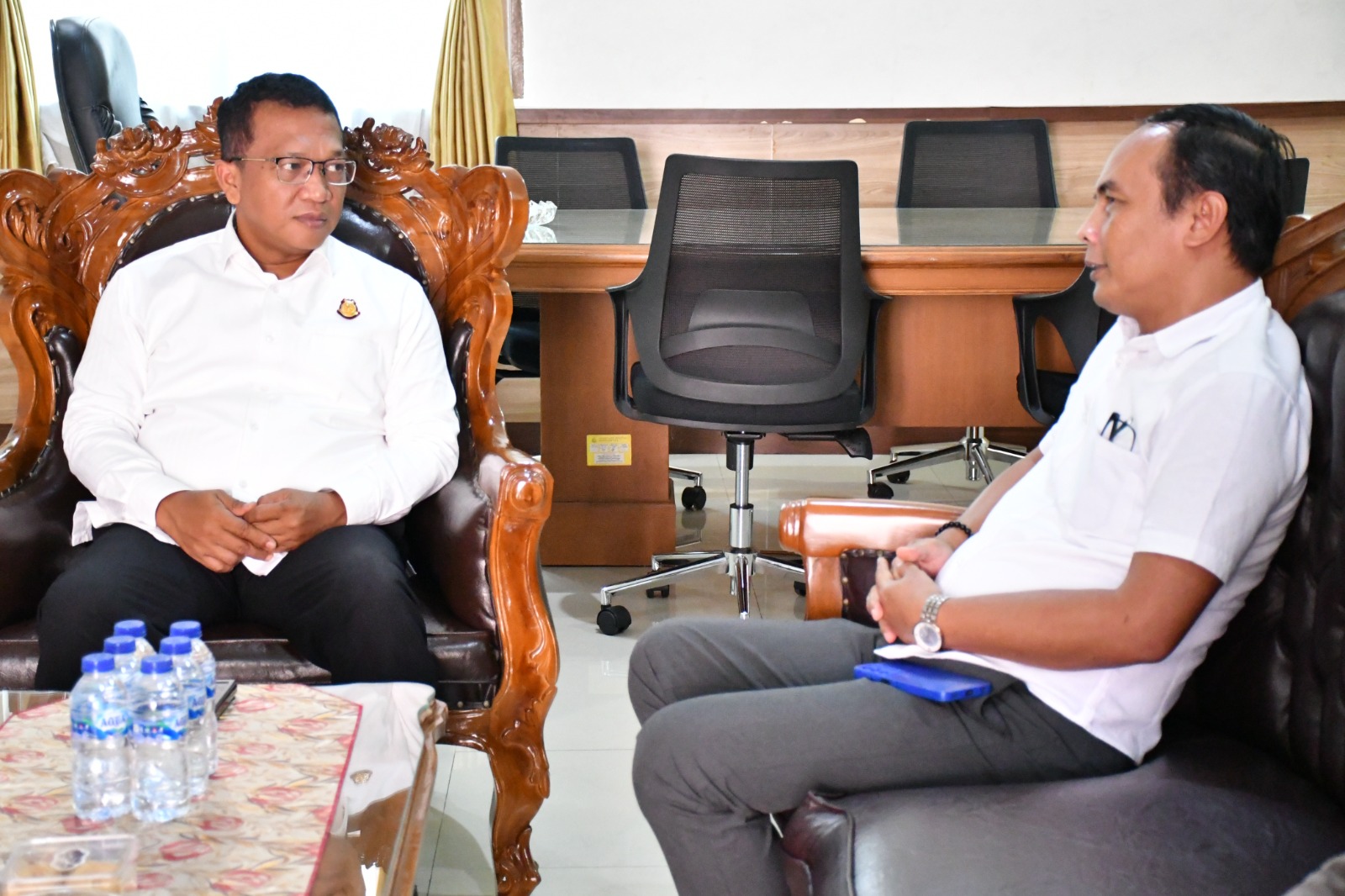 Ketua Bawaslu Kabupaten Semarang, Agus Riyanto (kanan) saat menyampaikan konsolidasi demokrasi dengan Kepala Kejaksaan Negeri Kabupaten Semarang, Dohar Nainggolan (kiri) di Kantor Kejaksaan Negeri Kabupaten Semarang, Kamis 16 April 2026