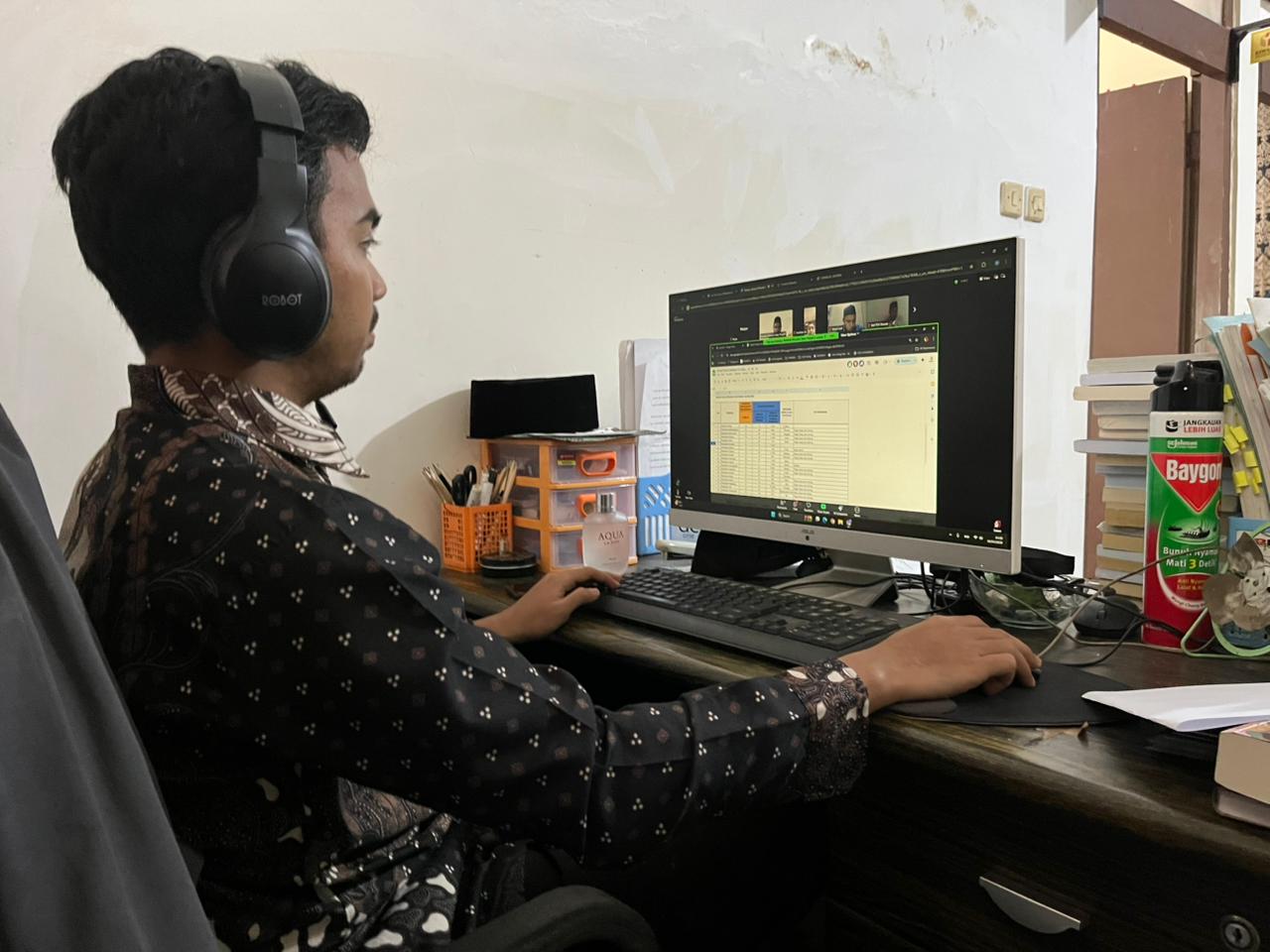 Staf Sekretariat Bawaslu Kabupaten Semarang Rapat Konsolidasi Teknis Alat Kerja Pengawasan, Pencegahan, Hubungan Antar Lembaga, dan Partisipasi Masyarakat yang diselenggarakan oleh Bawaslu Provinsi Jawa Tengah secara daring pada Kamis, 16 April 2026.