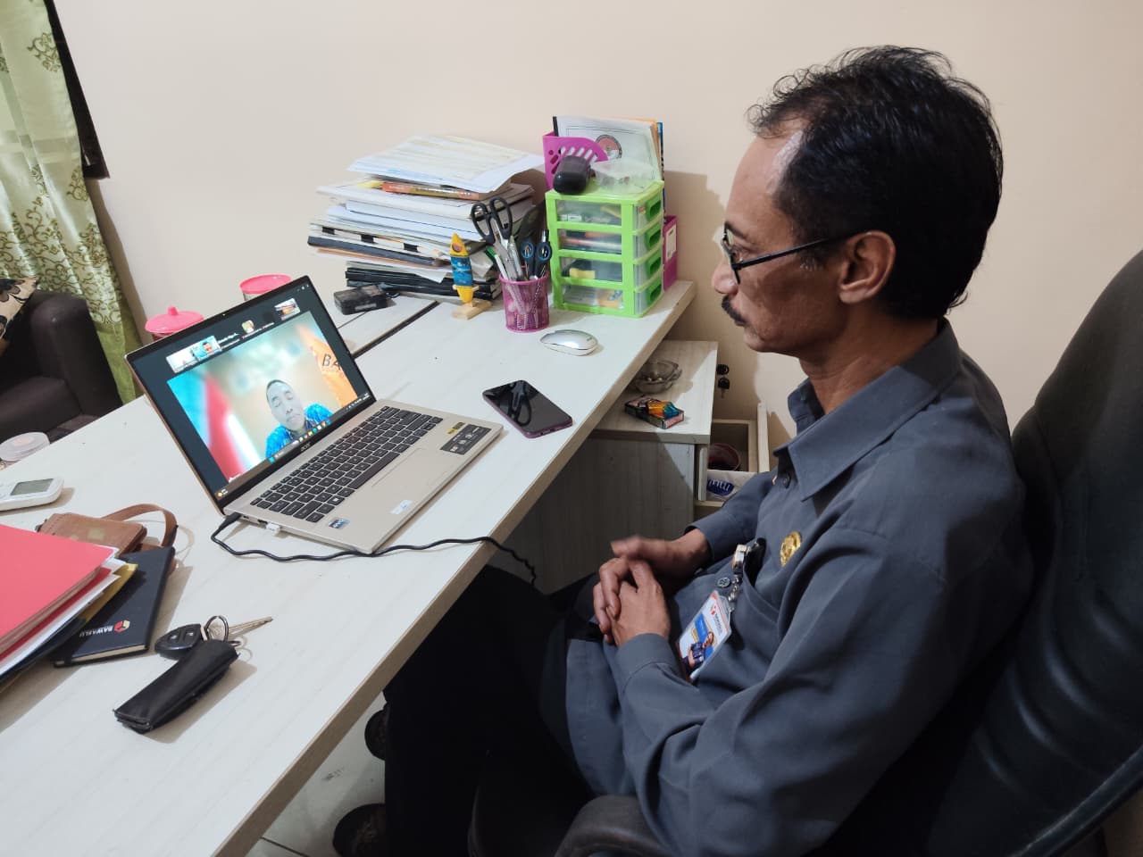 Kepala Sekretariat Bawaslu Kabupaten Semarang, Marjiono mengikuti Zoom Meeting Rapat Persiapan Penyusunan Laporan Keuangan Tahun 2025 pada Senin, 20 April 2026.