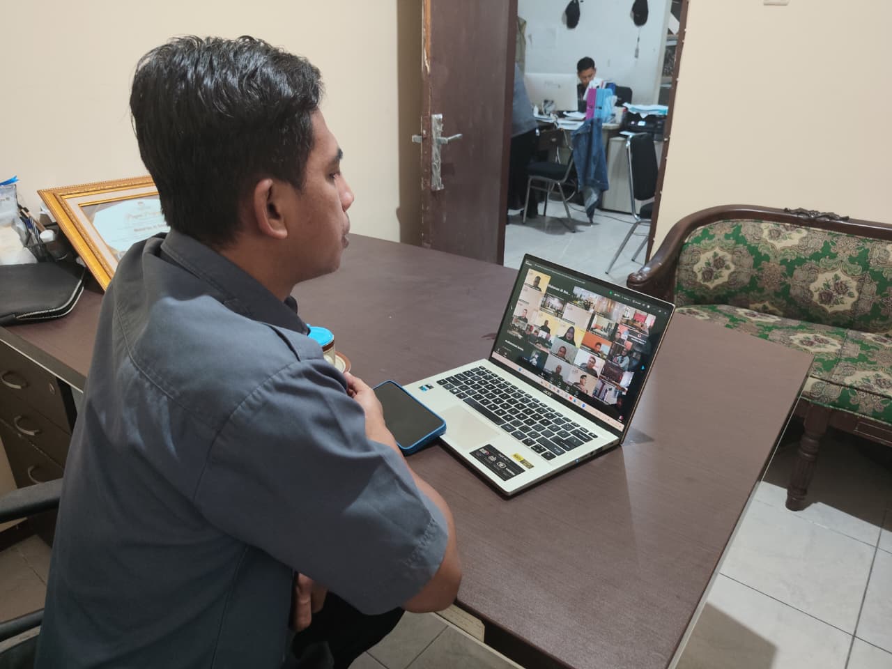 Koordinator Divisi Pencegahan, Partisipasi Masyarakat, dan Humas (P2H), Muharom Al Rosyid, mengikuti kegiatan Literasi Pojok Pengawasan Vol. 11 yang dilaksanakan secara daring pada Senin, 20 April 2026.