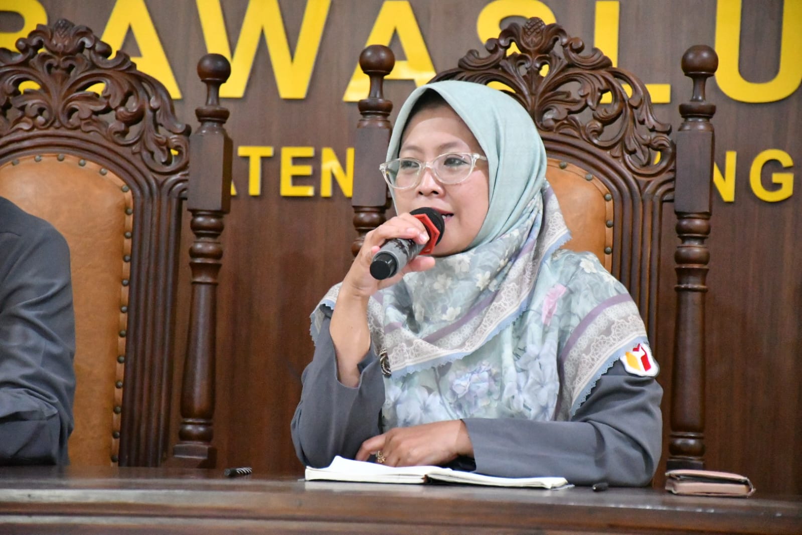 Koordinator Divisi Hukum dan Penyelesaian Sengketa Bawaslu Kabupaten Semarang, Ummi Nu'amah dalam rapat Seninan Bawaslu Kabupaten Semarang yang digelar pada Senin (20/4/2026).