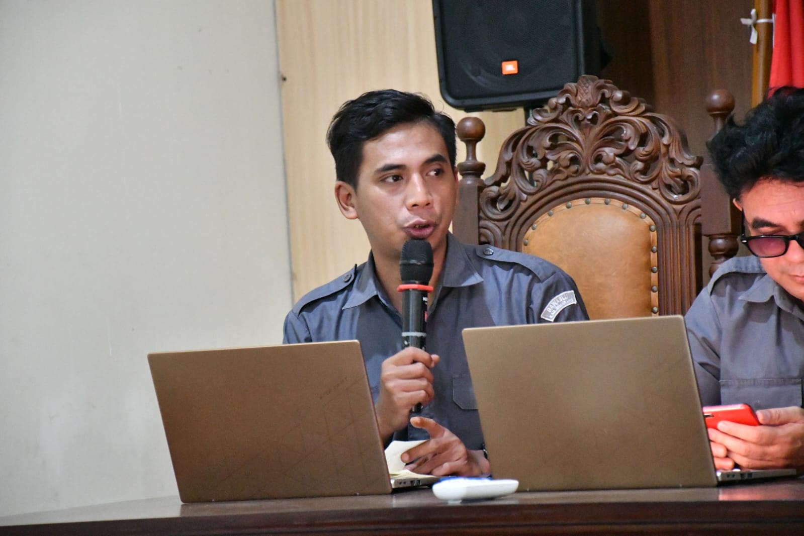 Koordinator Divisi Pencegahan, Partisipasi Masyarakat, dan Humas (P2H) Bawaslu Kabupaten Semarang, Muharom Al Rosyid, dalam rapat rutin Seninan Bawaslu Kabupaten Semarang pada Senin, 20 April 2026.