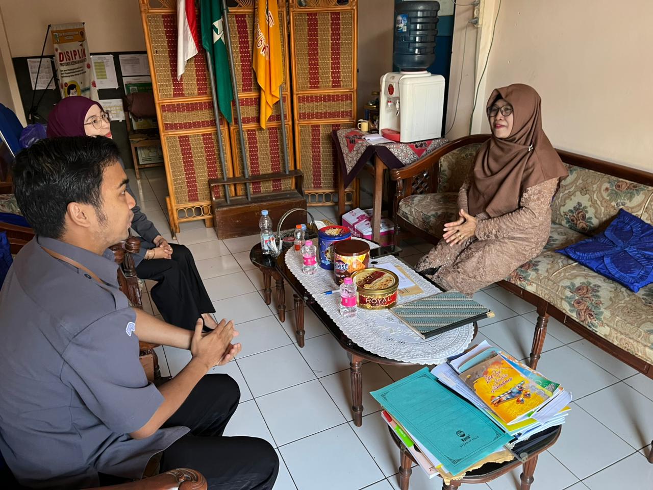 Tim Bawaslu saat melakukan koordinasi terkait sosialisasi dan rekrutmen Saka Adhyasta Pemilu dengan Kepala Sekolah SMK Muhammadiyah Ungaran