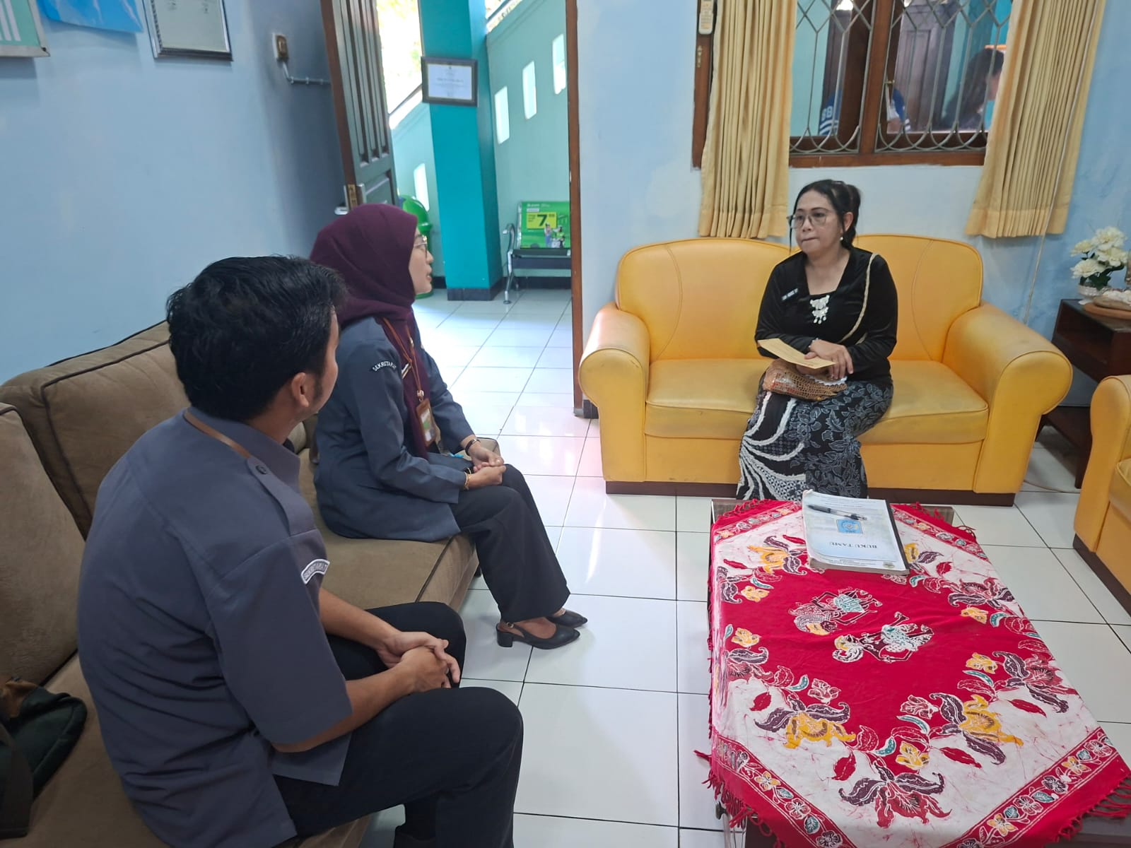 Tim Bawaslu saat melakukan koordinasi terkait sosialisasi dan rekrutmen Saka Adhyasta Pemilu dengan Waka Bidang Kesiswaan SMA N 1 Ungaran