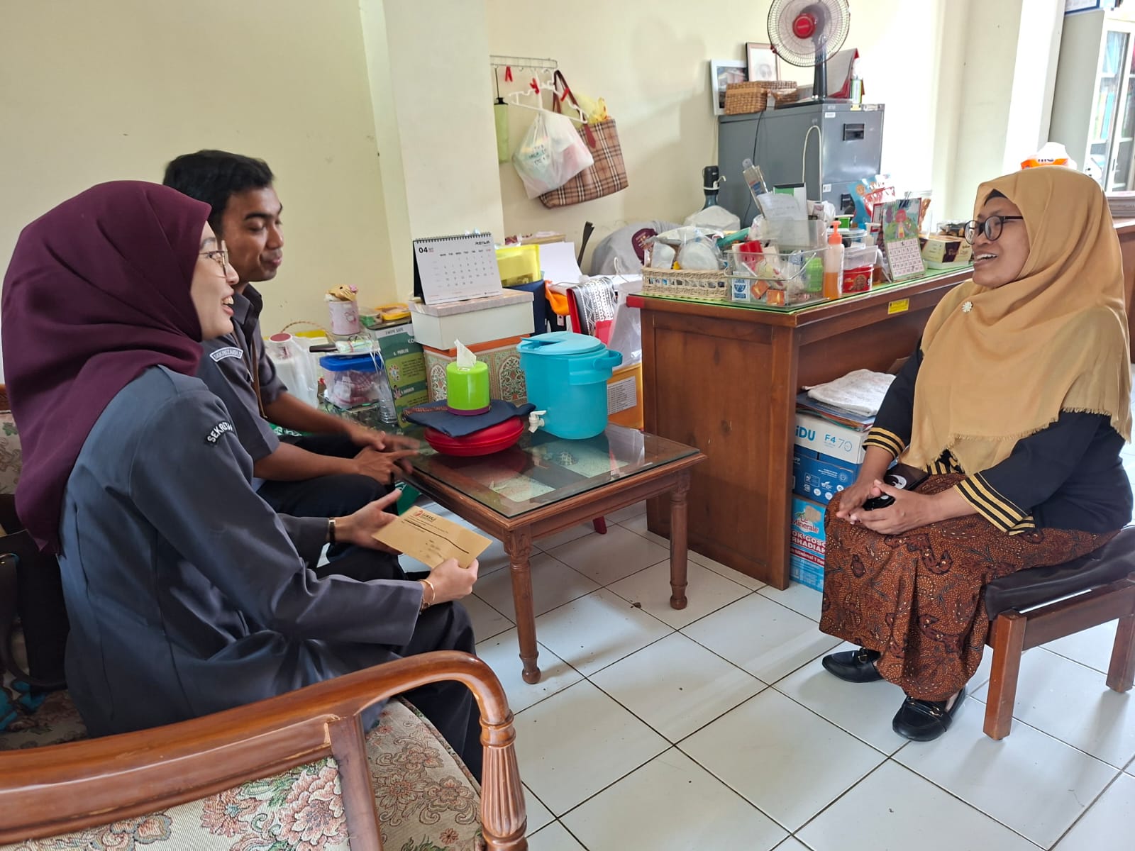 Tim Bawaslu saat melakukan koordinasi terkait sosialisasi dan rekrutmen Saka Adhyasta Pemilu dengan Waka Bidang Kesiswaan SMK H. Moenadi Ungaran