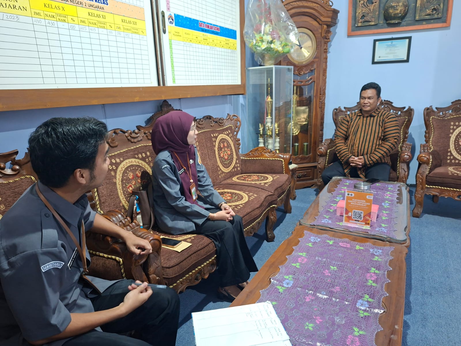 Tim Bawaslu saat melakukan koordinasi terkait sosialisasi dan rekrutmen Saka Adhyasta Pemilu dengan Waka Bidang Kesiswaan SMA N 2 Ungaran