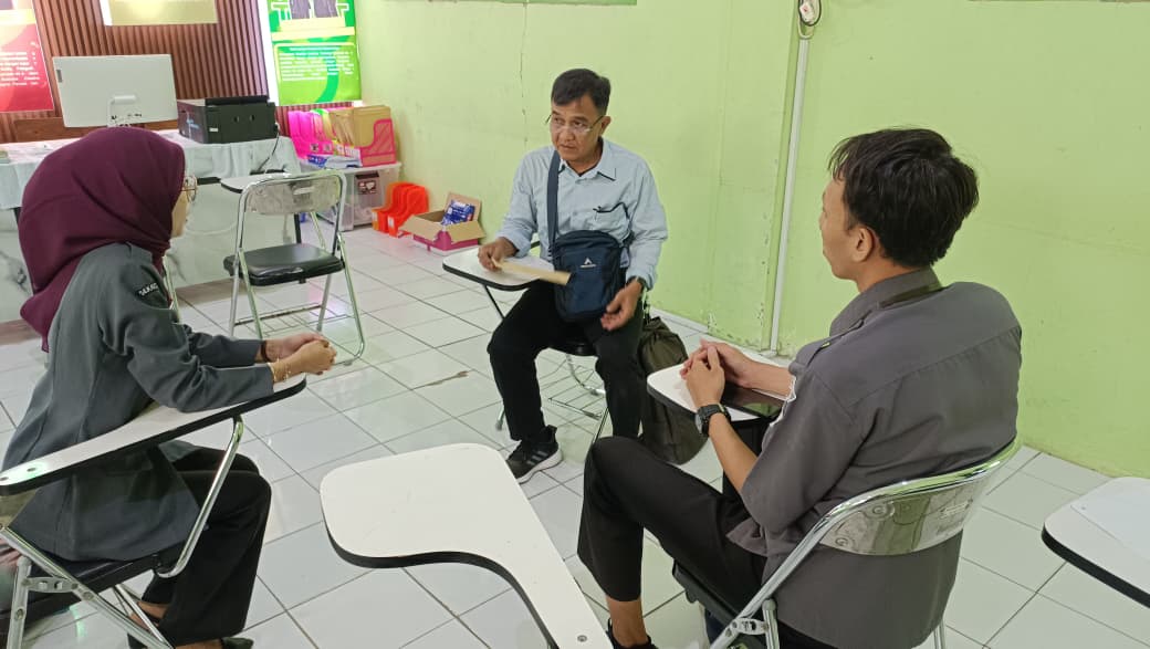 Tim Bawaslu saat melakukan koordinasi terkait sosialisasi dan rekrutmen Saka Adhyasta Pemilu dengan Waka Bidang Kesiswaan SMK Nahdlatul Ulama (NU) Ungaran