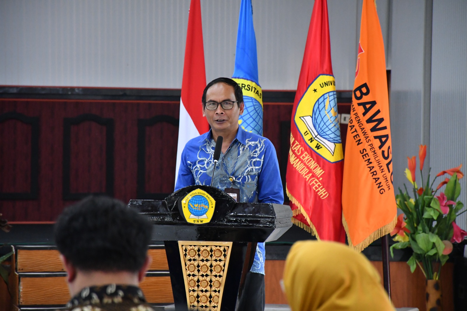 UNGARAN – Suasana Gedung HM Iskak Soepardi Universitas Ngudi Waluyo (UNW) tampak lebih hidup dari biasanya pada Selasa pagi, 21 April 2026. Puluhan mahasiswa berpakaian rapi berkumpul dengan antusias untuk mengikuti agenda besar yang diselenggarakan oleh Program Studi Ilmu Hukum, Fakultas Ekonomi, Hukum, dan Humaniora (FEHH) UNW. Hari itu menjadi pembuka rangkaian kegiatan dua hari bertajuk "Seminar dan Simulasi Moot Court: Pengawasan Pemilu dan Penyelesaian Sengketa Proses Pemilu."  Acara dibuka secara res