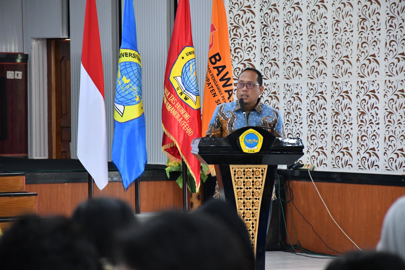 Koordinator Divisi Penyelesaian Sengketa Bawaslu Provinsi Jawa Tengah, Wahyudi Sutrisno, S.H., M.H. Saat menjadi Keynote Speech pada Kegiatan Seminar dan Simulasi Moot Court : Pengawasan Pemilu dan Penyelesaian Sengketa Proses Pemilu, di Aula HM. Iskak Soepardi, Universitas Ngudi Waluyo Ungaran, Selasa, (21/04/2026)
