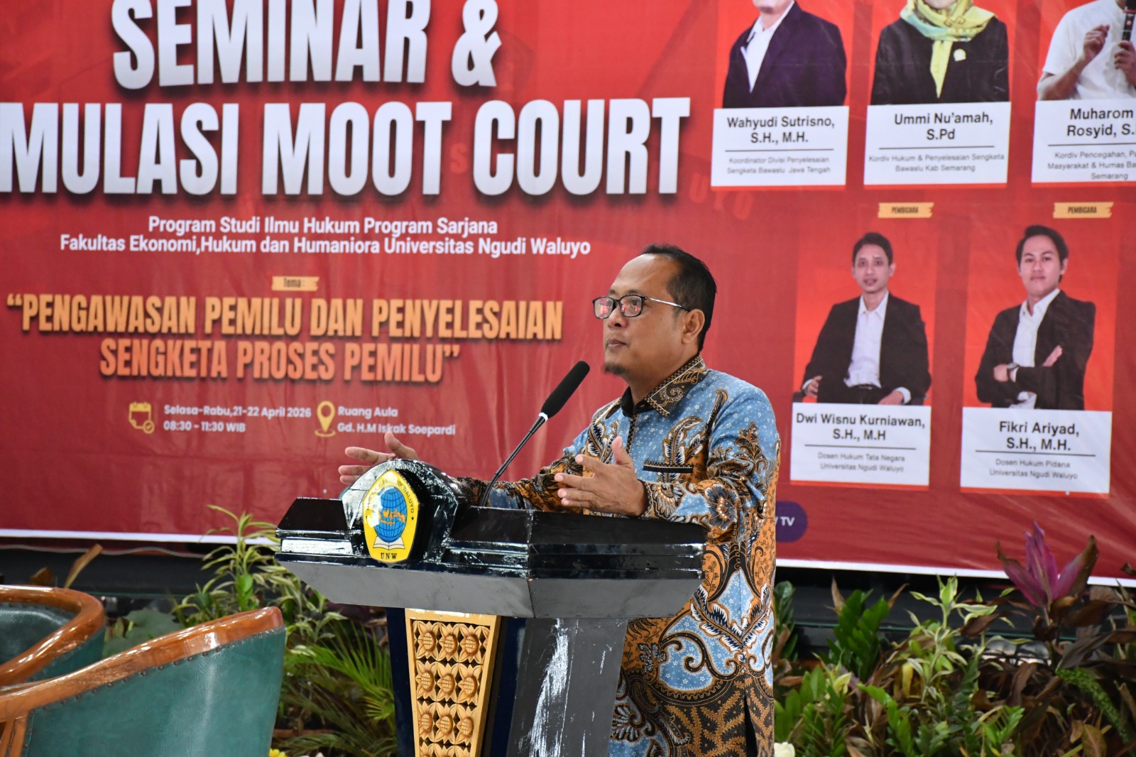 Koordinator Divisi Penyelesaian Sengketa Bawaslu Provinsi Jawa Tengah, Wahyudi Sutrisno, S.H., M.H. Saat menjadi Keynote Speech pada Kegiatan Seminar dan Simulasi Moot Court : Pengawasan Pemilu dan Penyelesaian Sengketa Proses Pemilu, di Aula HM. Iskak Soepardi, Universitas Ngudi Waluyo Ungaran, Selasa, (21/04/2026)
