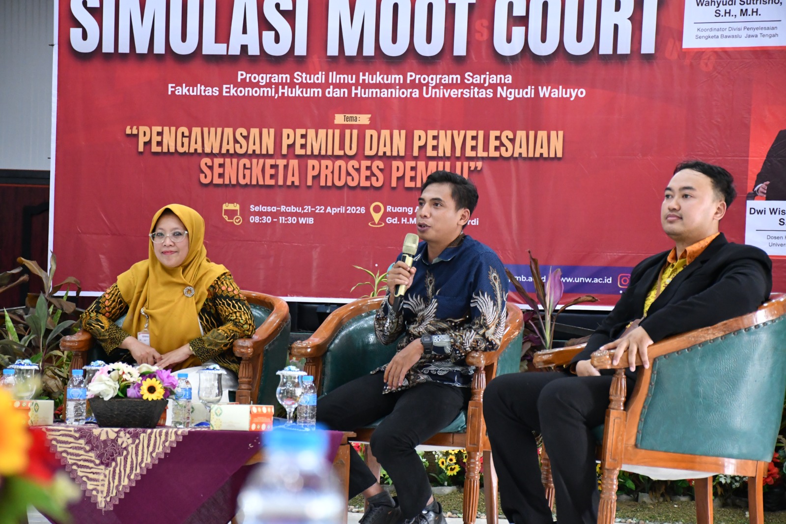 Koordinator Divisi Penyelesaian Sengketa Bawaslu Provinsi Jawa Tengah, Wahyudi Sutrisno, S.H., M.H. Saat menjadi Keynote Speech pada Kegiatan Seminar dan Simulasi Moot Court : Pengawasan Pemilu dan Penyelesaian Sengketa Proses Pemilu, di Aula HM. Iskak Soepardi, Universitas Ngudi Waluyo Ungaran, Selasa, (21/04/2026)
