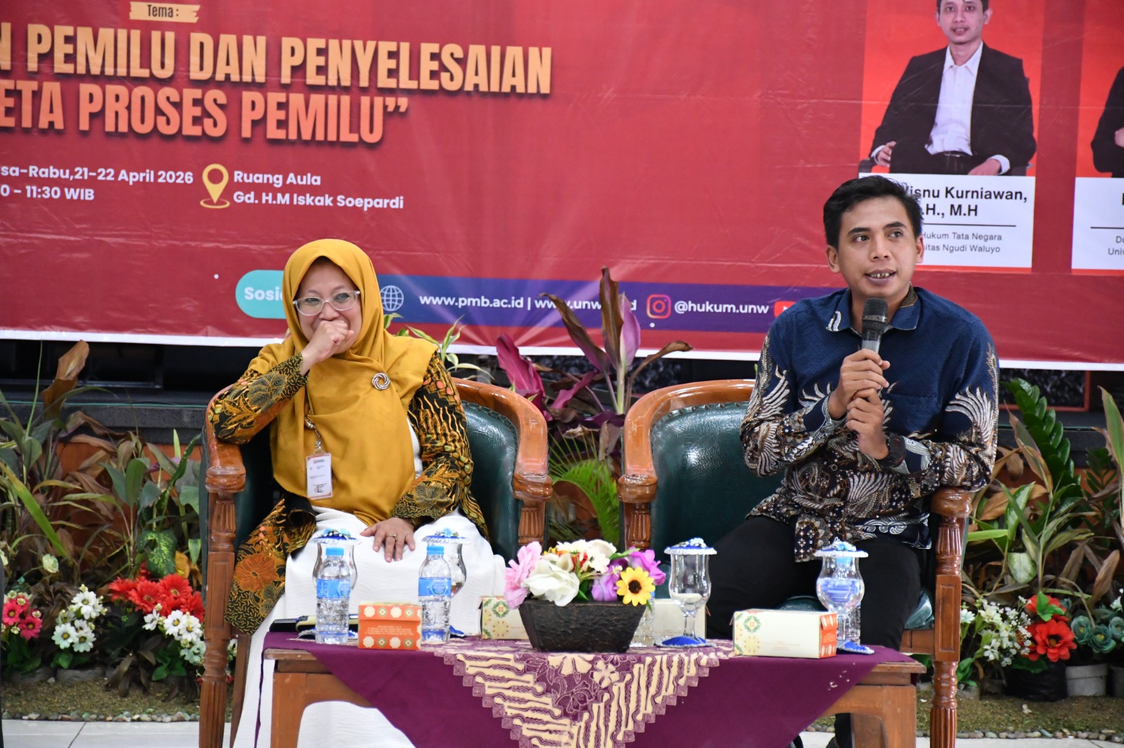 Muharom Al Rosyid, S.Pd., Koordinator Divisi Pencegahan, Partisipasi Masyarakat dan Hubungan Masyarakat, Bawaslu Kabupaten Semarang Saat menjadi Narasumber pada Kegiatan  Seminar dan Simulasi Moot Court : Pengawasan Pemilu dan Penyelesaian Sengketa Proses Pemilu, di Aula HM. Iskak Soepardi, Universitas Ngudi Waluyo Ungaran, Selasa, (21/04/2026)