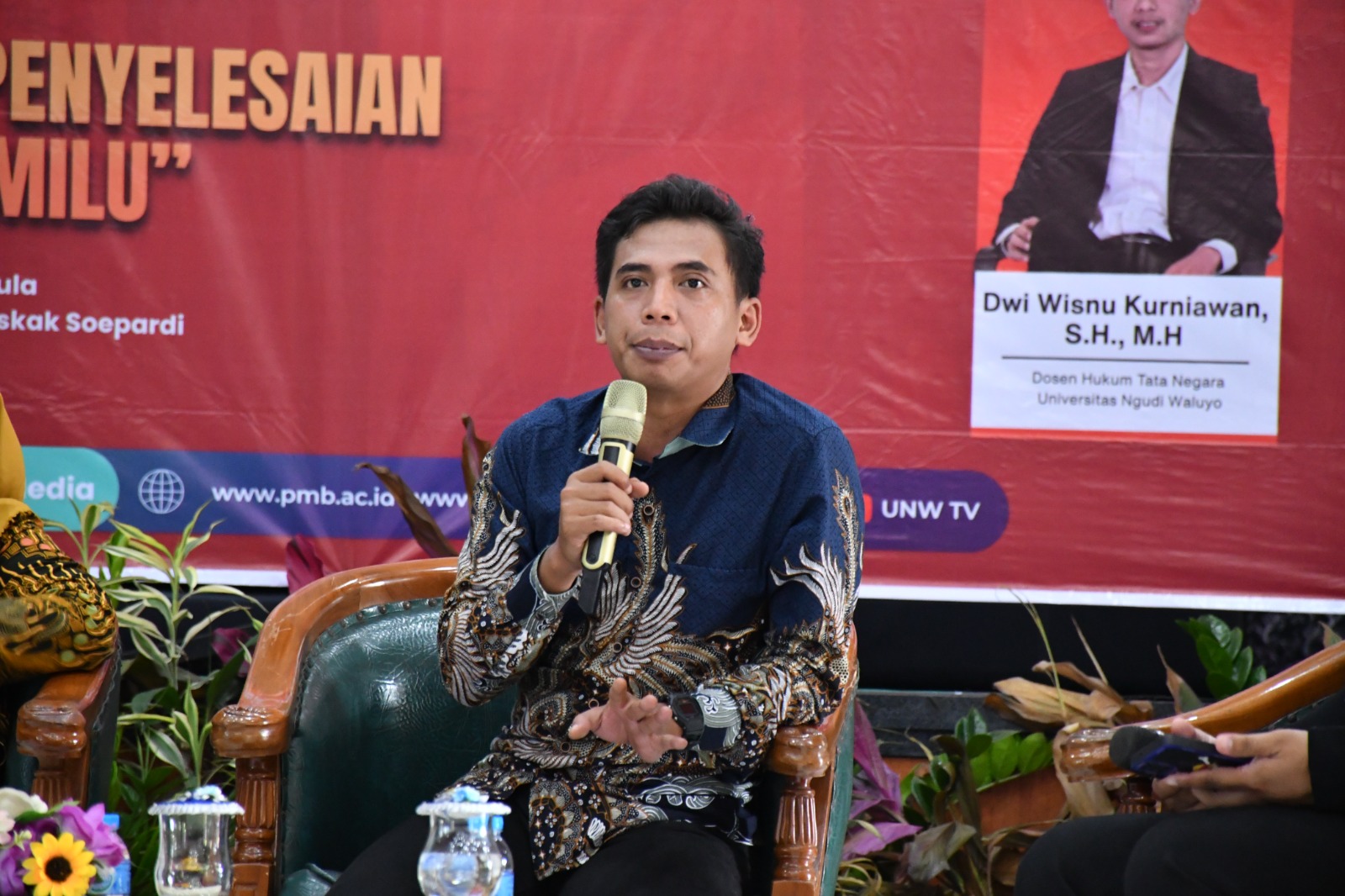 Muharom Al Rosyid, S.Pd., Koordinator Divisi Pencegahan, Partisipasi Masyarakat dan Hubungan Masyarakat, Bawaslu Kabupaten Semarang Saat menjadi Narasumber pada Kegiatan  Seminar dan Simulasi Moot Court : Pengawasan Pemilu dan Penyelesaian Sengketa Proses Pemilu, di Aula HM. Iskak Soepardi, Universitas Ngudi Waluyo Ungaran, Selasa, (21/04/2026)