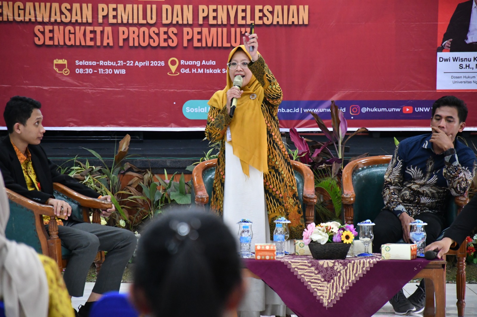 Koordinator Divisi Hukum dan Penyelesaian Sengketa Bawaslu Kabupaten Semarang, Ummi Nu'amah, S.Pd., Saat menjadi Narasumber pada Kegiatan  Seminar dan Simulasi Moot Court : Pengawasan Pemilu dan Penyelesaian Sengketa Proses Pemilu, di Aula HM. Iskak Soepardi, Universitas Ngudi Waluyo Ungaran, Selasa, (21/04/2026)