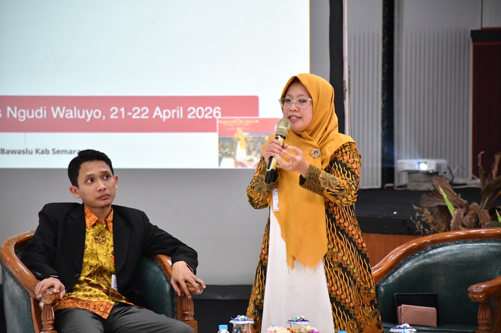 Koordinator Divisi Hukum dan Penyelesaian Sengketa Bawaslu Kabupaten Semarang, Ummi Nu'amah, S.Pd., Saat menjadi Narasumber pada Kegiatan  Seminar dan Simulasi Moot Court : Pengawasan Pemilu dan Penyelesaian Sengketa Proses Pemilu, di Aula HM. Iskak Soepardi, Universitas Ngudi Waluyo Ungaran, Selasa, (21/04/2026)