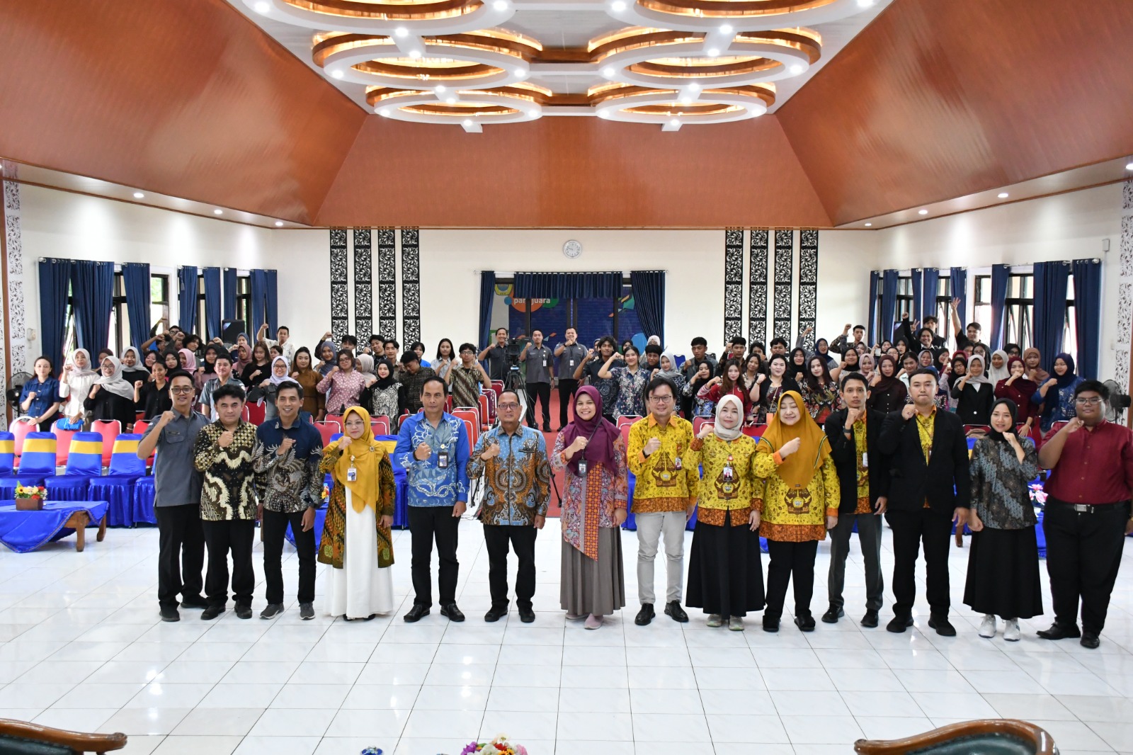 Koordinator Divisi Penyelesaian Sengketa Bawaslu Provinsi Jawa Tengah, Wahyudi Sutrisno, S.H., M.H.  Bersama Ketua Bawaslu Kabiupaten Semarang, Agus Riyanto, S.P., S.H. Beserta Jajaran Berfoto Bersama dengan Dekan FEHH UNW, Budiarti, S.Pd., M.Pd. dan Seluruh Mahasiswa UNW   Peserta Seminar dan Simulasi Moot Court : Pengawasan Pemilu dan Penyelesaian Sengketa Proses Pemilu, di Aula HM. Iskak Soepardi, Universitas Ngudi Waluyo Ungaran, Selasa, (21/04/2026)