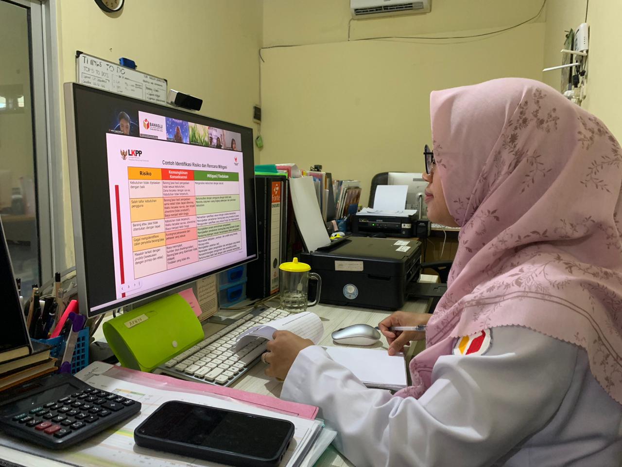 Bendahara Bawaslu Kabupaten Semarang, Rika Ayu Lestari hadir dalam kegiatan Bincang Pengadaan bertajuk “Kerugian Negara dalam Perspektif Pengadaan Barang/Jasa” pada Rabu, 22 April 2026.