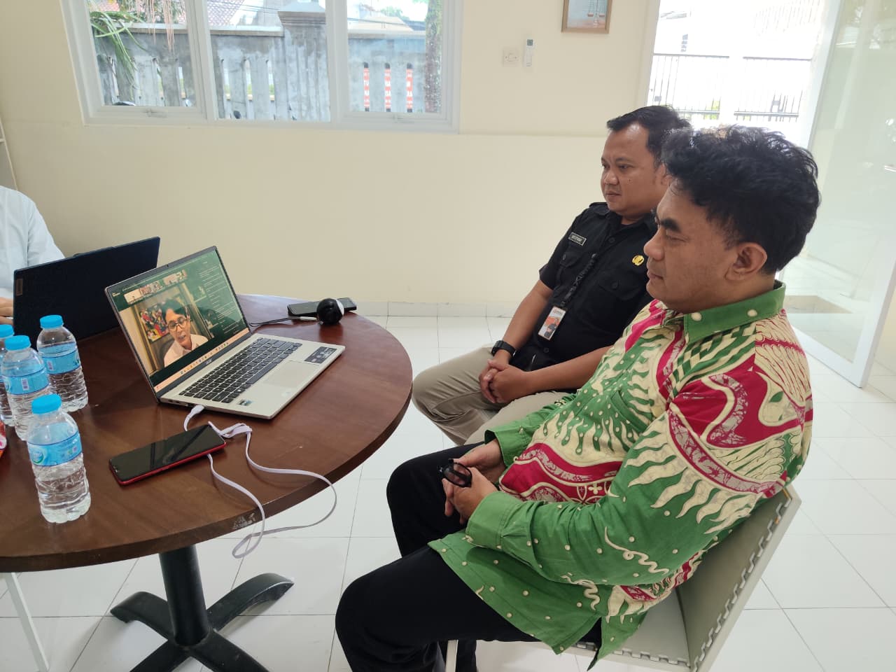 Koordinator Divisi Penanganan Pelanggaran Bawaslu Kabupaten Semarang, Nurkus Budiyantomo (kanan), bersama staf sekretariat, Andi S (kiri) mengikuti kegiatan Rapat Evaluasi Penanganan Pelanggaran dengan tema “Analisis Harmonisasi Undang-Undang Nomor 7 Tahun 2017 tentang Pemilu dengan Undang-Undang Nomor 1 Tahun 2023 tentang KUHP” pada Rabu, 22 April 2026.