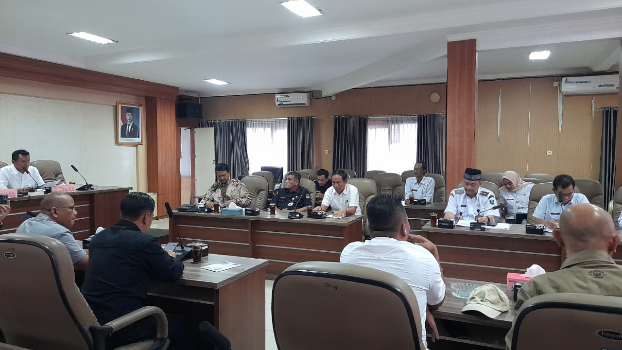 Ketua Bawaslu Kabupaten Semarang, Agus Riyanto, didampingi Kepala Sekretariat Marjiono, serta staf sekretariat Abdul Rosyid M. mengikuti Rapat Penyusunan Rancangan Peraturan Daerah (Raperda) tentang Pembentukan Dana Cadangan Pemilihan Kepala Daerah (Pilkada) pada Rabu, 22 April 2026. 