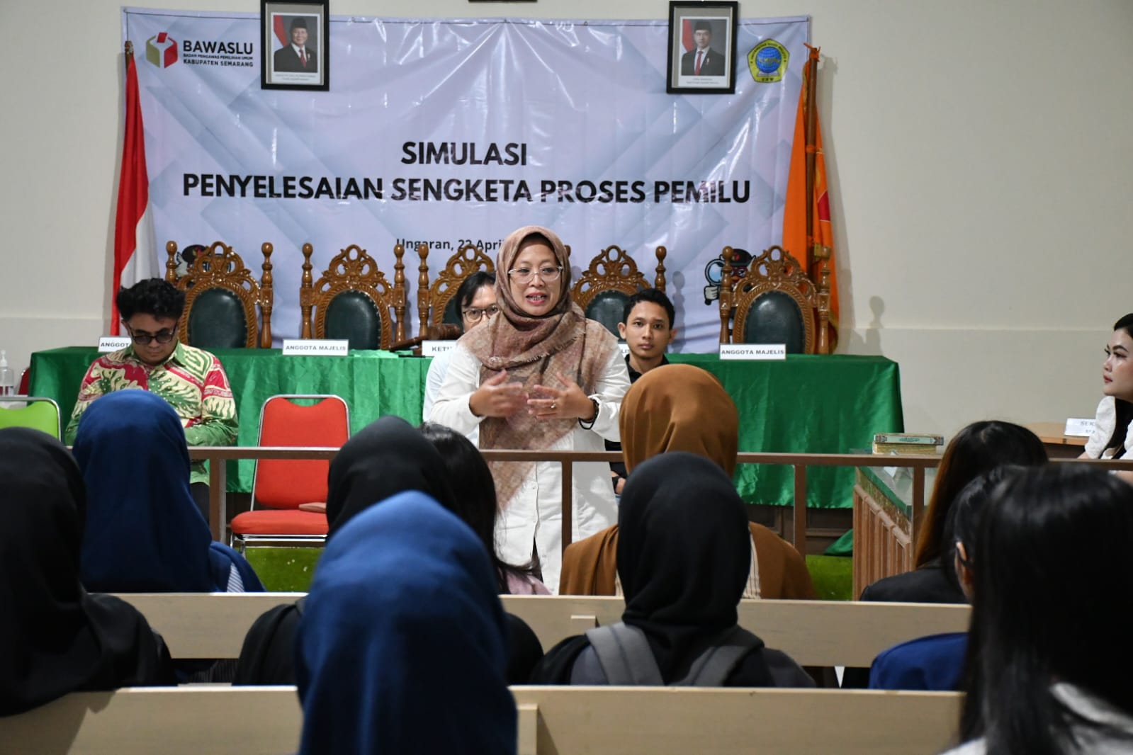 Ummi Nu'amah, S.Pd., Koordinator Divisi Hukum dan Penyelesaian Sengketa Bawaslu Kabupaten Semarang Saat menyampaikan Pengantar pada Kegiatan Simulasi Moot Court : Penyelesaian Sengketa Proses Pemilu di Universitas Ngudi Waluyo, Ungaran, Rabu, (22/04/2026)