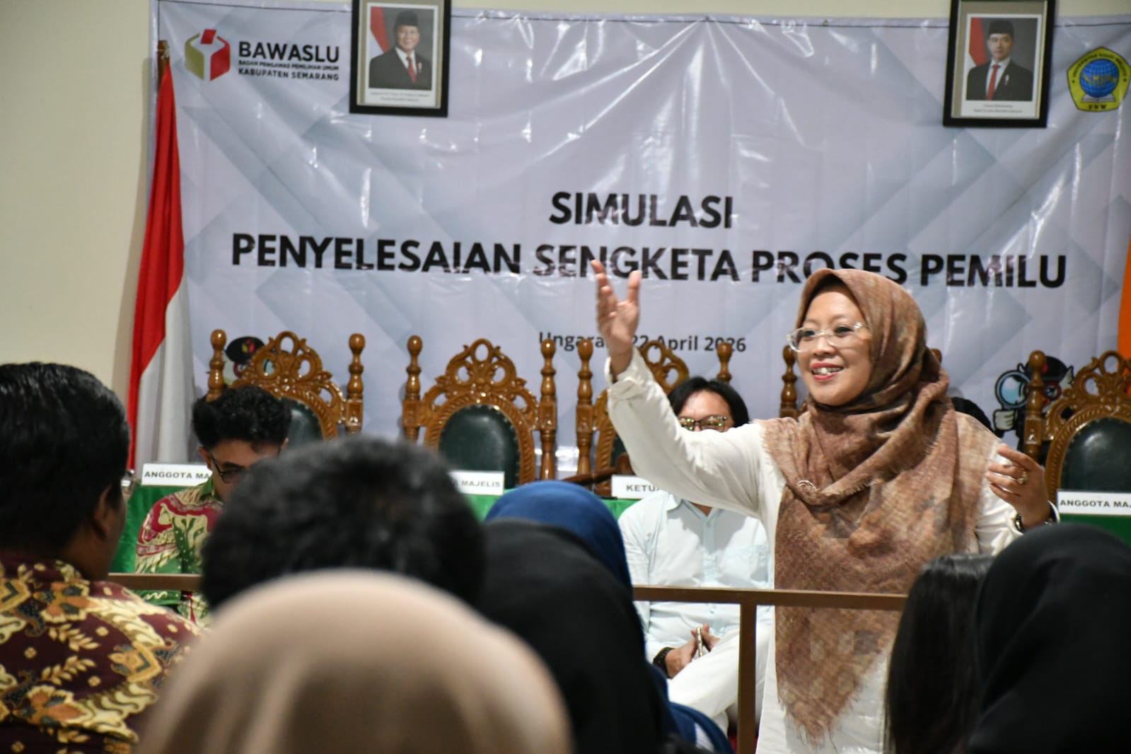 Ummi Nu'amah, S.Pd., Koordinator Divisi Hukum dan Penyelesaian Sengketa Bawaslu Kabupaten Semarang Saat menyampaikan Pengantar pada Kegiatan Simulasi Moot Court : Penyelesaian Sengketa Proses Pemilu di Universitas Ngudi Waluyo, Ungaran, Rabu, (22/04/2026)