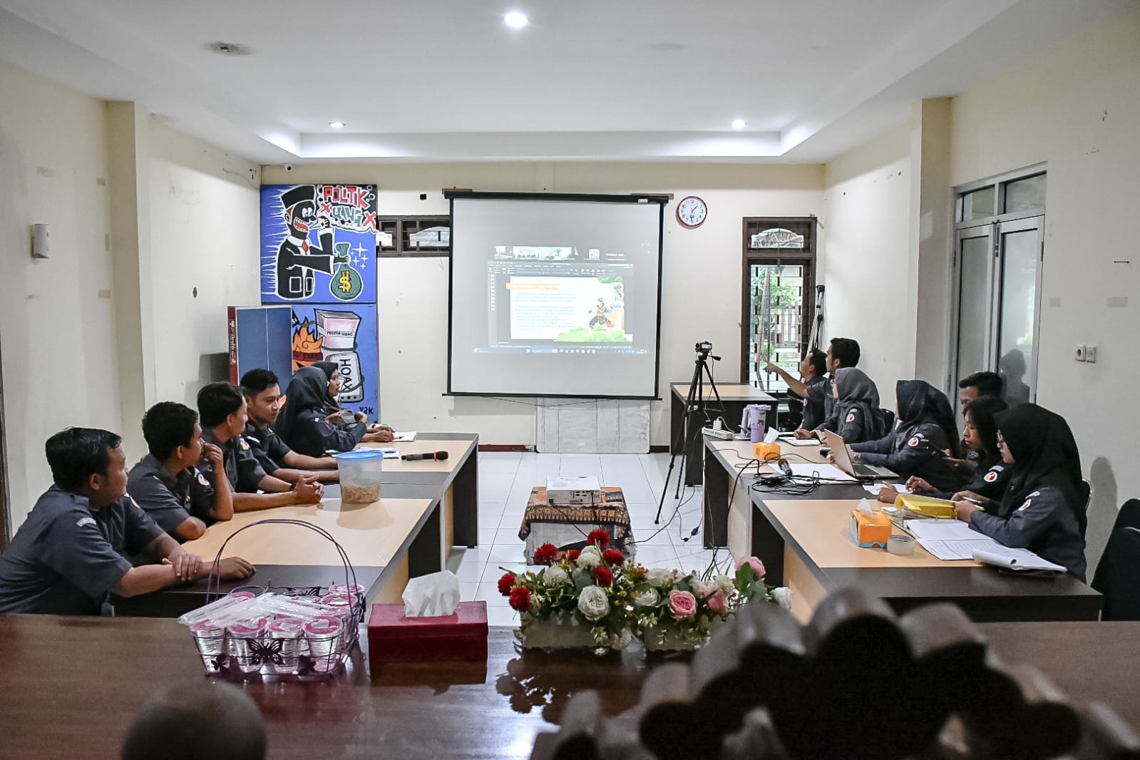 Suasana jajaran Sekretariat Bawaslu Kabupaten Semarang pada kegiatan Rapat Penguatan Penyusunan Sasaran Kinerja Pegawai (SKP) Tahun 2026 secara daring melalui Zoom pada Senin (27/4/2026).