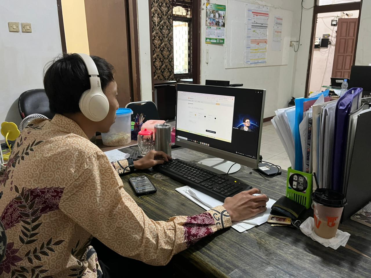 Staf pengelola PPID, Farhan Aditya P dalam rapat Teknis Pejabat Pengelola Informasi dan Dokumentasi (PPID) yang dilaksanakan secara daring melalui Zoom Meeting pada Kamis, 30 April 2026.