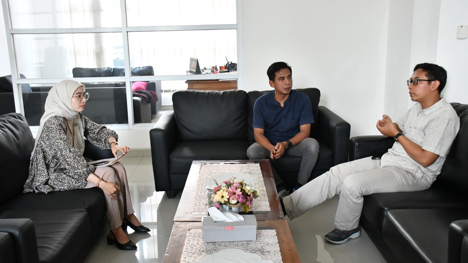 Kepala Subbagian Pengawasan Pemilu dan Humas Widya Astuti (kiri), Koordinator Divisi Pencegahan, Partisipasi Masyarakat dan Humas Bawaslu Kabupaten Semarang, Muharom Al Rosyid (tengah), dan Ketua Divisi Perencanaan, Data, dan Informasi, Agus Setiyoko (kanan) diskusi terkait PDPB Triwulan II Tahun 2026 pada Kamis, 30 April 2026.