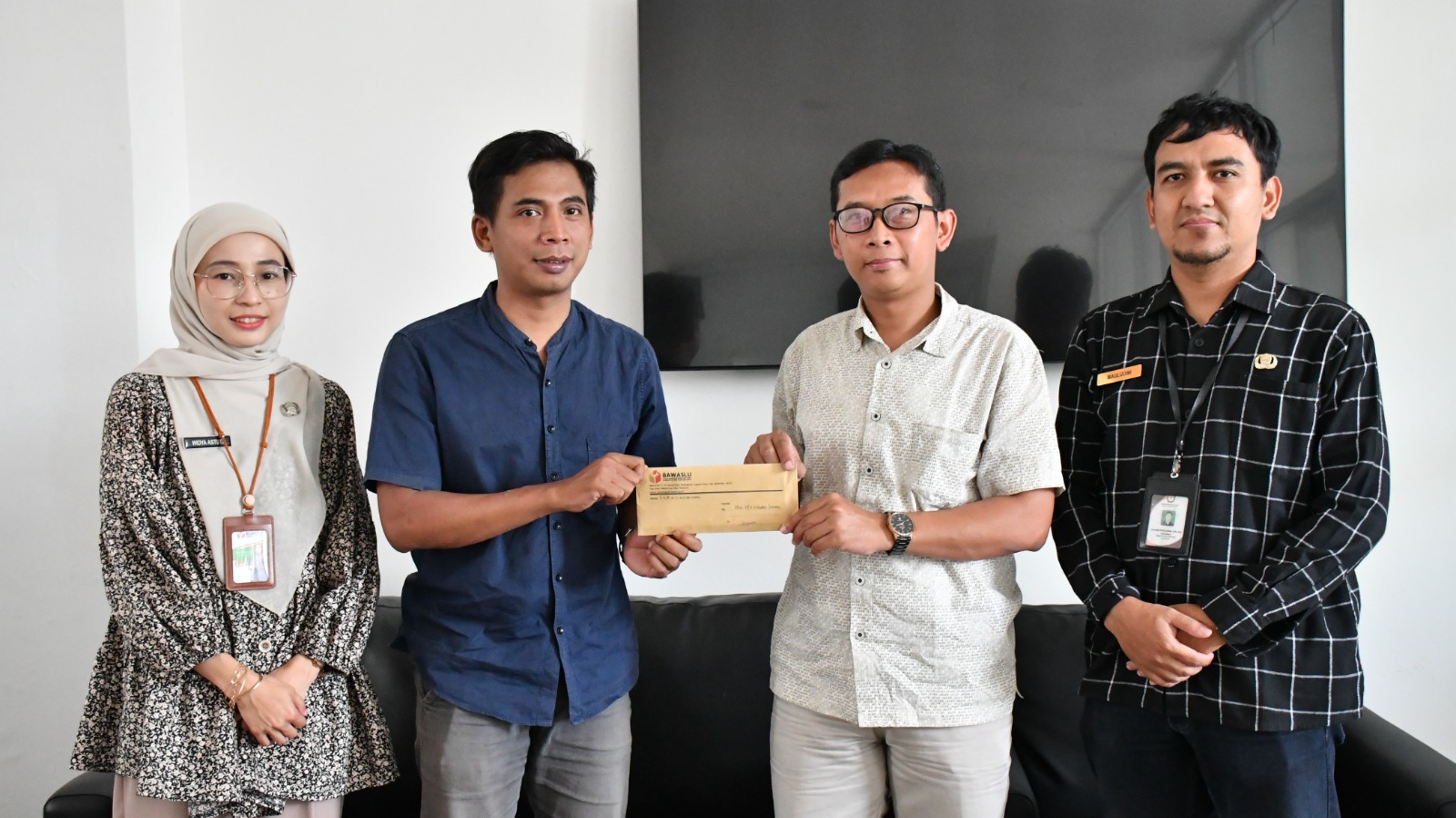 Penyerahan Imbauan Bawaslu Kabupaten Semarang kepada KPU Kabupaten Semarang pada Kamis, 30 April 2026.