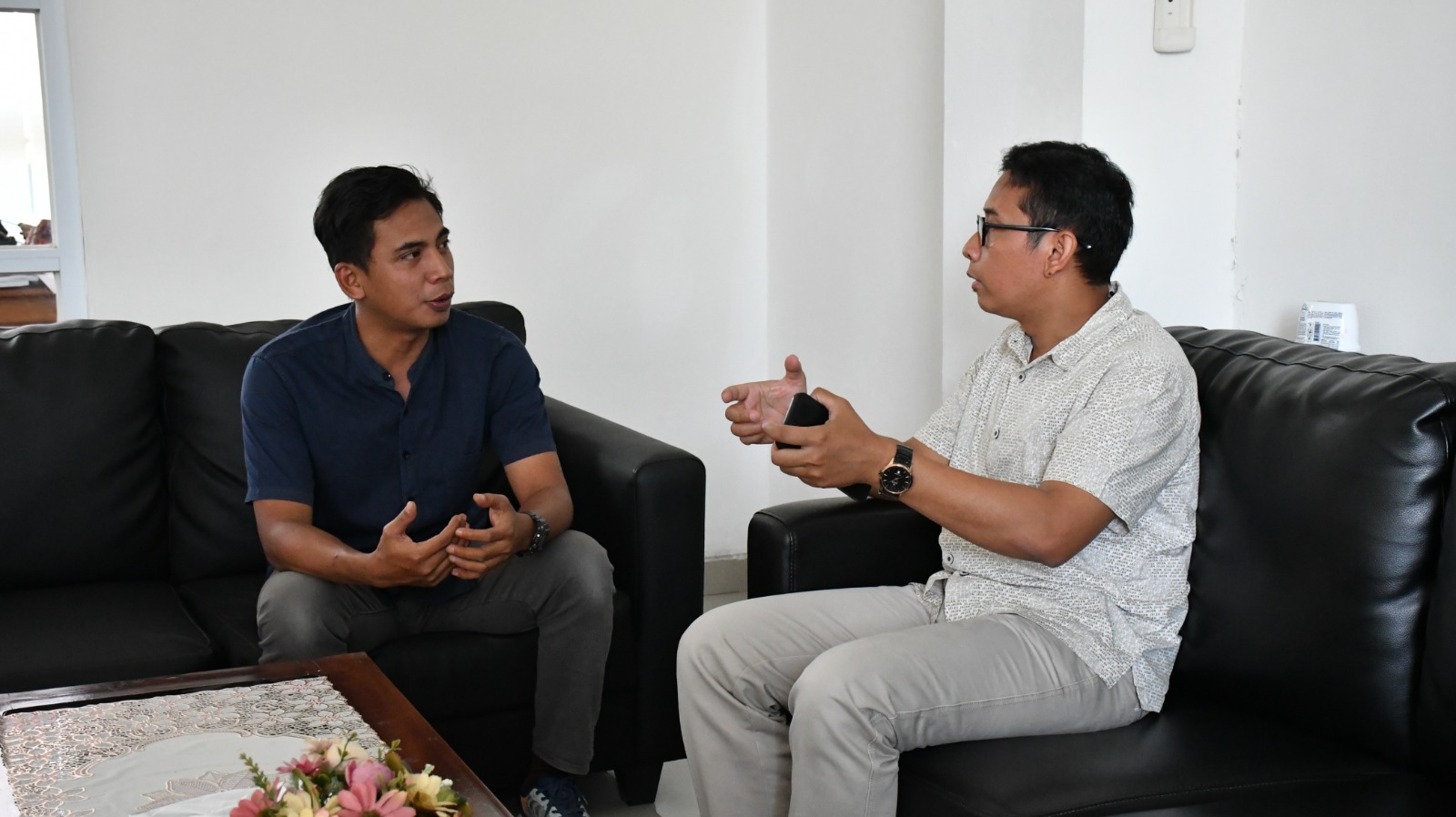 Koordinator Divisi Pencegahan, Partisipasi Masyarakat dan Humas Bawaslu Kabupaten Semarang, Muharom Al Rosyid (kiri), dan Ketua Divisi Perencanaan, Data, dan Informasi, Agus Setiyoko (kanan) diskusi terkait pelaksanaan Coktas dalam PDPB Triwulan II Tahun 2026 pada Kamis, 30 April 2026.