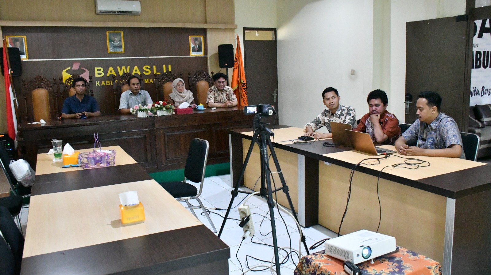 Ketua Bawaslu Kabupaten Semarang Semarang, Agus Riyanto didampingi Anggota Bawaslu Kabupaten Semarang, Ummi Nu'amah, Nurkus Budiyantomo, dan Muharom Al Rosyid bersama Kasubbag P3SP2H Bawaslu Kabupaten Semarang, Virendra Eka Novianto, S.H. saat mengikuti Zoom Meeting “Rapat Pembahasan Pelaporan Pelaksanaan Tugas Konsolidasi Demokrasi dalam Memperkuat Penyelenggaraan Pemilihan Umum di Luar Tahapan” yang dilaksanakan oleh Divisi Hukum Setjend Bawaslu RI Kamis 30 April 2026