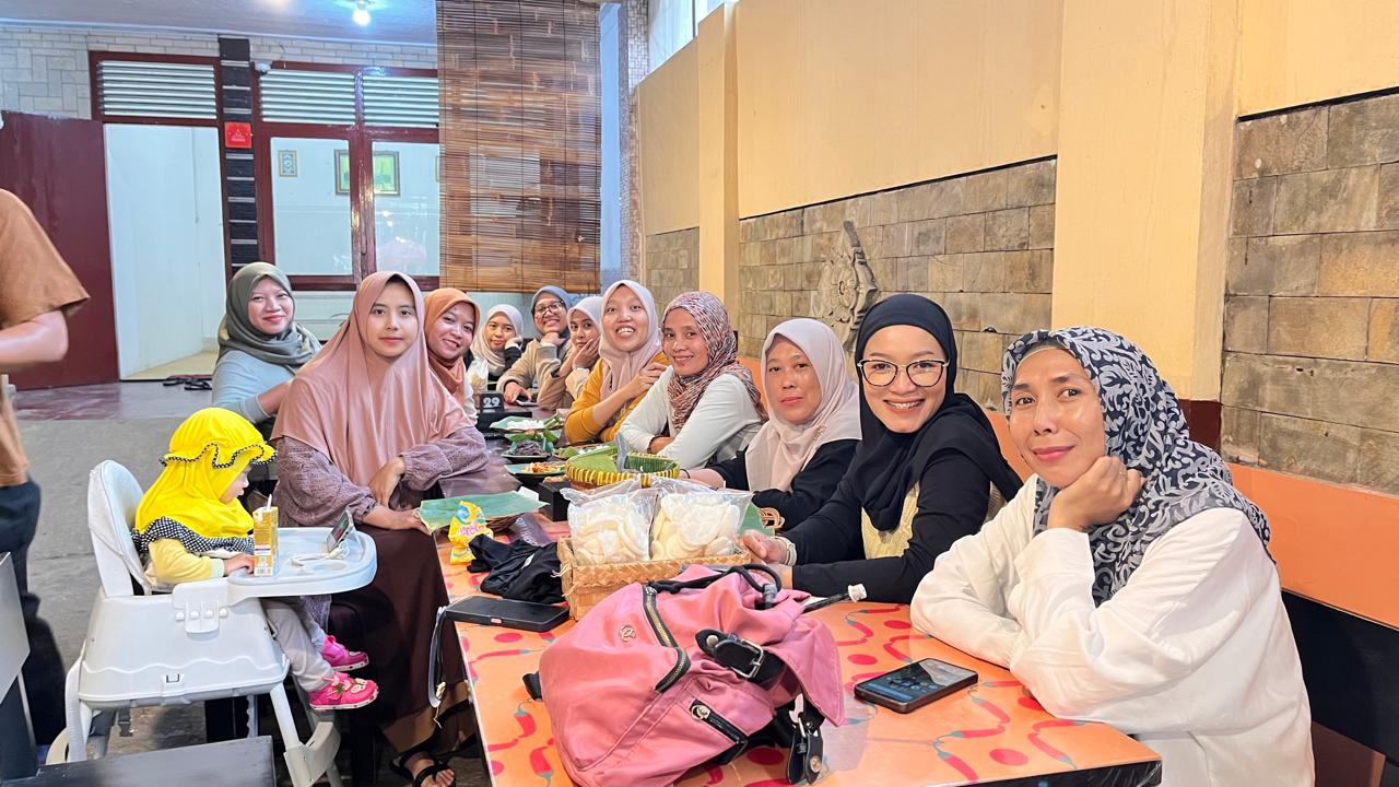 Anggota Bawaslu Kabupaten Semarang, Fithriyah (tiga dari kanan) dalam ngobrol santai konsolidasi demokrasi dengan komunitas guru SMP dan SMA, kamis 12 Februari 2026
