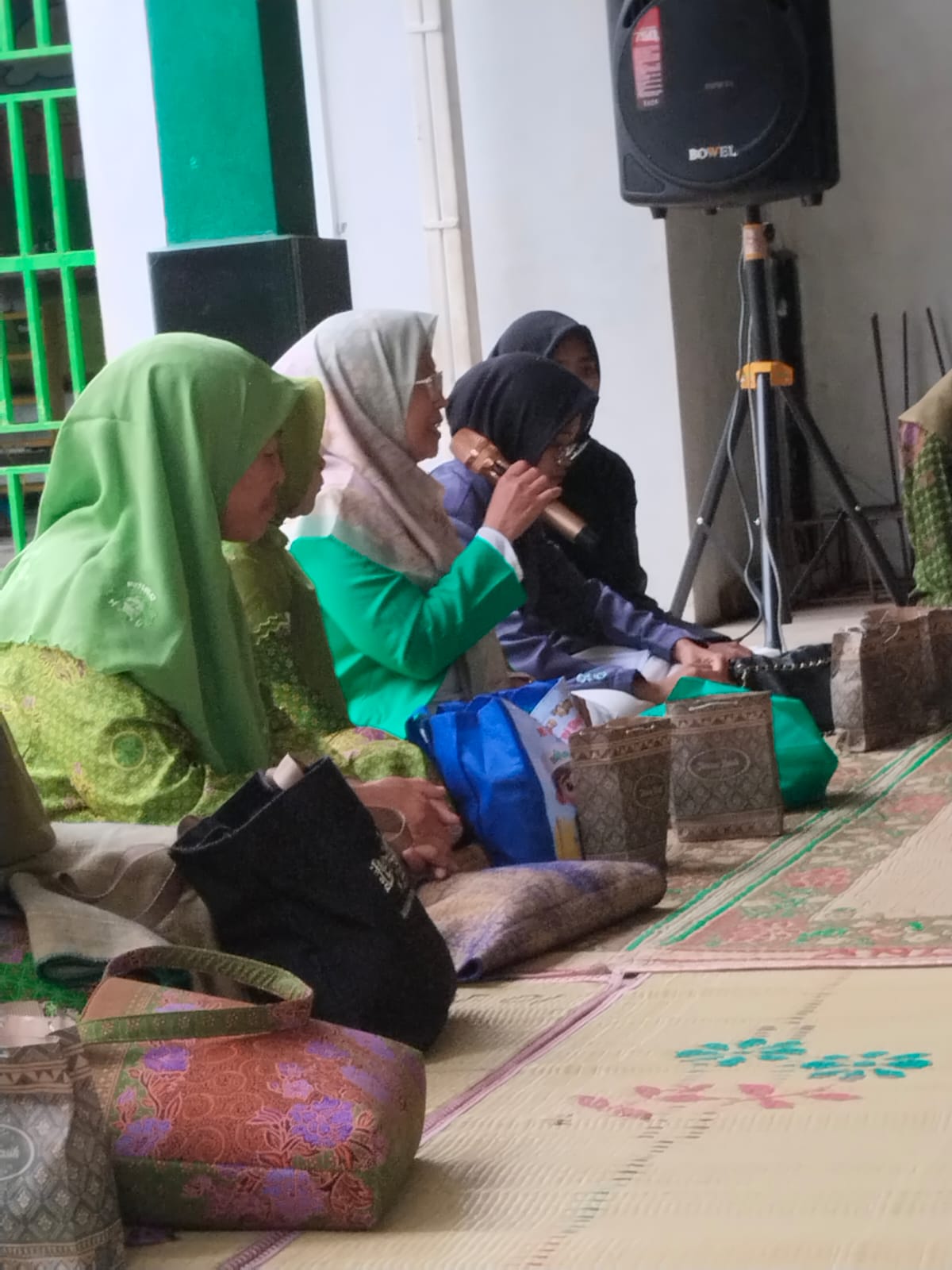 Anggota Bawaslu Kabupaten Semarang, Ummi Nu'amah (kerudung coklat) dalam kegiatan Konsolidasi Demokrasi bersama Kelompok Perempuan Muslimat NU Ranting Desa Kebumen, Rabu 18 Februari 2026 di Desa Kebumen, Banyubiru, Kabupaten Semarang, Rabu 18 Februari 2026