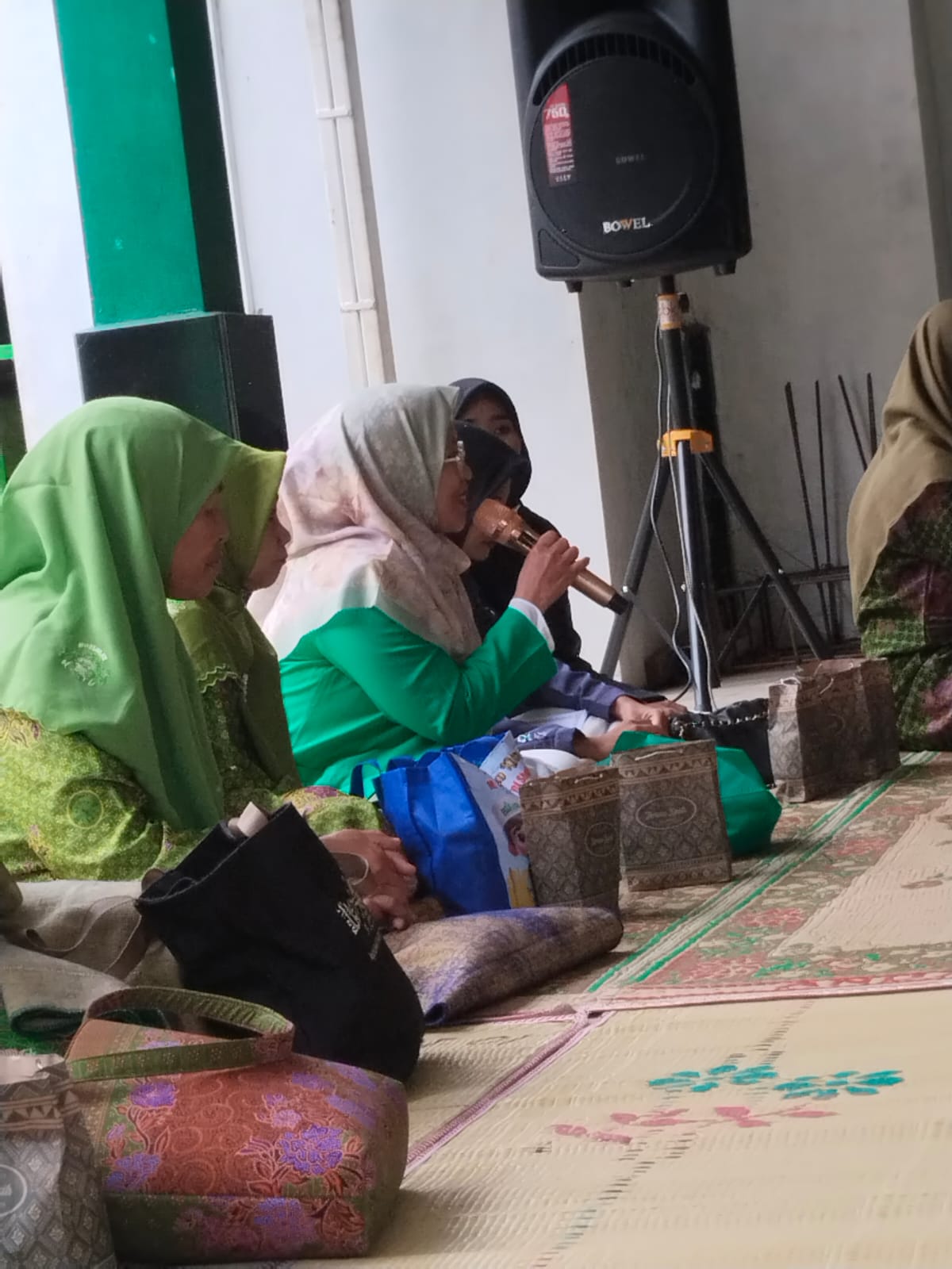 Anggota Bawaslu Kabupaten Semarang, Ummi Nu'amah (kerudung coklat) dalam kegiatan Konsolidasi Demokrasi bersama Kelompok Perempuan Muslimat NU Ranting Desa Kebumen, Rabu 18 Februari 2026 di Desa Kebumen, Banyubiru, Kabupaten Semarang, Rabu 18 Februari 2026
