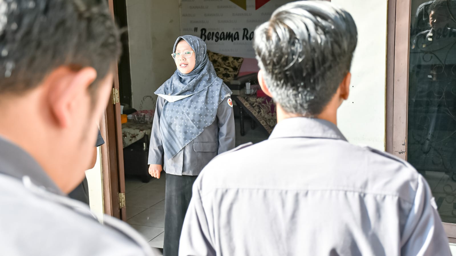 Anggota Bawaslu Kabupaten Semarang, Ummi Nu'amah menjadi Pembina Apel pada Senin, 4 Mei 2026.