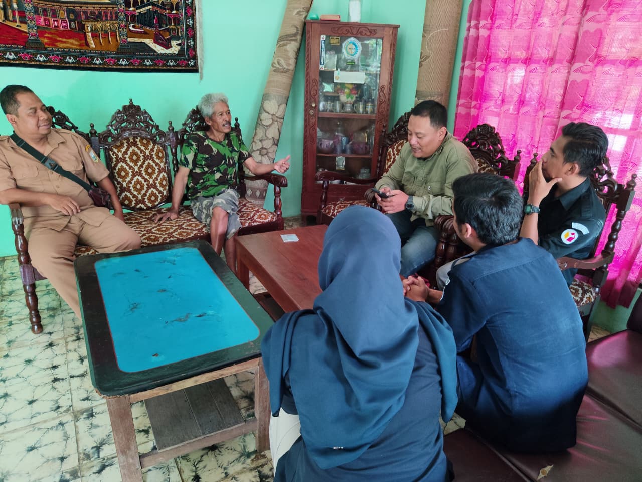 Anggota Bawaslu Kabupaten Semarang, Muharom Al Rosyid (Kemeja Hitam) saat melaksanakan pengawasan pencocokkan dan penelitian terbatas (coktas) di Desa Gedangan, Kecamatan Tuntang, Kabupaten Semarang, Selasa 5 Mei 2026