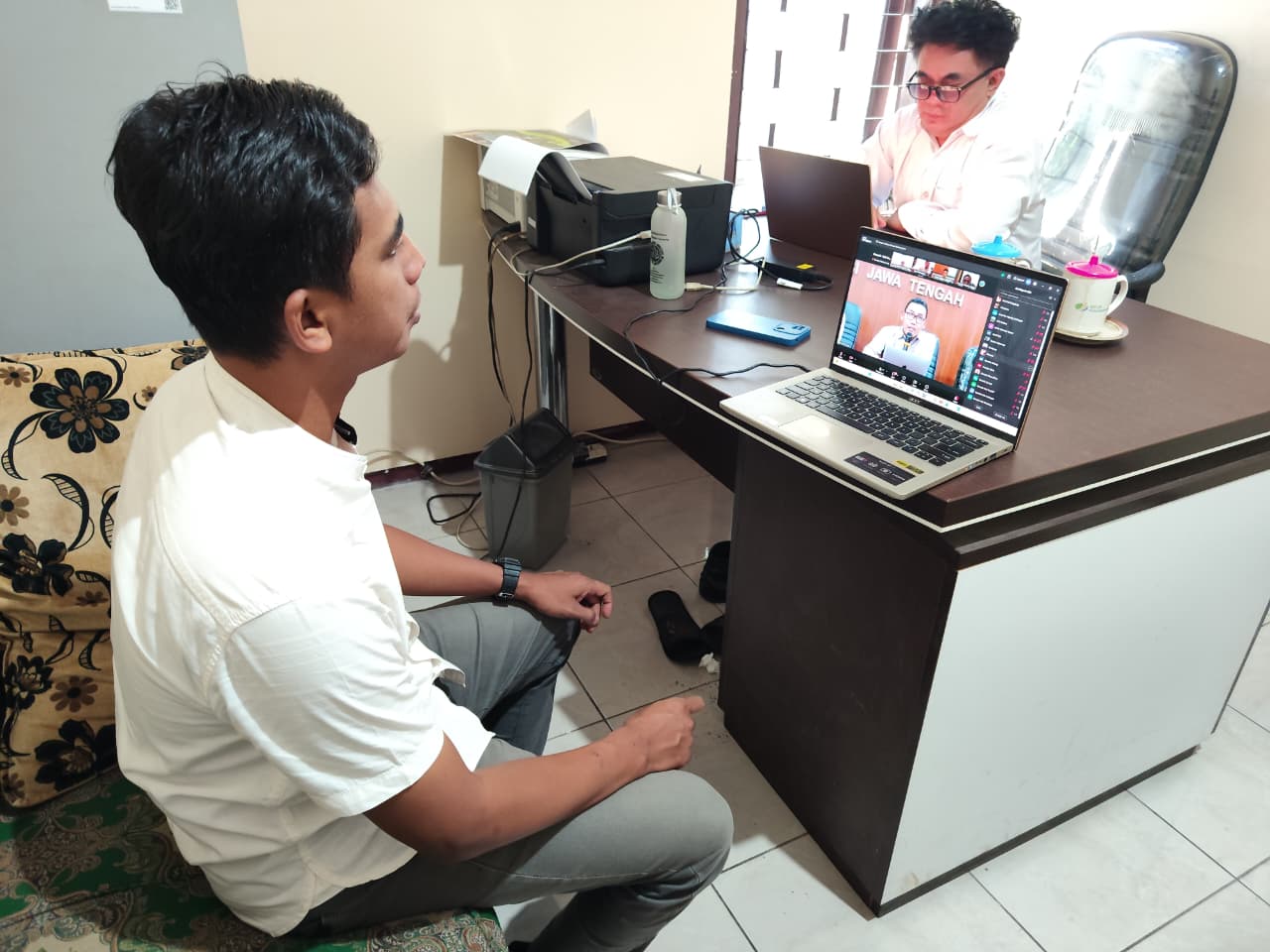 Koordinator Divisi Pencegahan, Parmas dan Humas Bawaslu Kabupaten Semarang Muharom Al Rosyid mengikuti rapat daring melalui Zoom Meeting pada Rabu, 6 Mei 2026