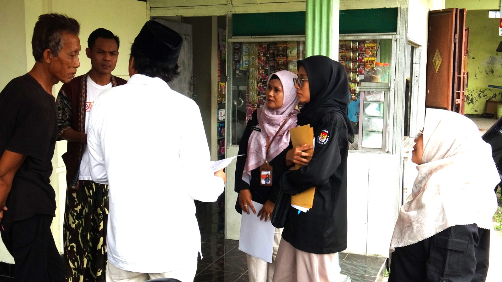 Anggota Bawaslu Kabupaten Semarang, Ummi Nu'amah (kanan) saat mengawasi coktas di Kelurahan Candirejo, Kecamatan Ungaran Barat, Rabu 6 Mei 2026