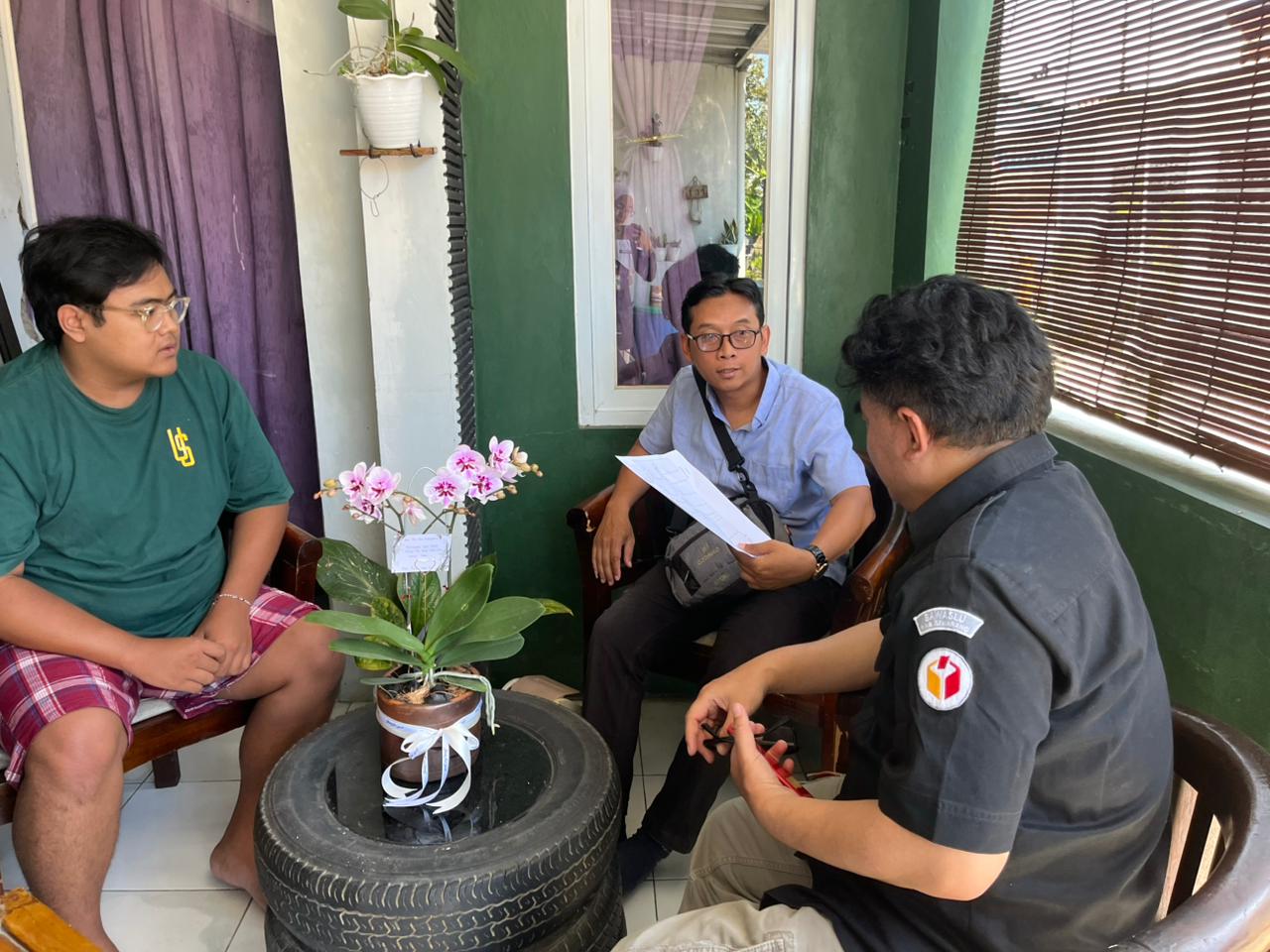 Koordinator Divisi Penanganan Pelanggaran dan Data Informasi, Nurkus Budiyantomo (kanan pertama) melakukan pengawasan verifikasi pemilih luar negeri di Desa Bener oleh Agus Setiyoko, KPU Kabupaten Semarang (tengah) pada 7 Mei 2026.