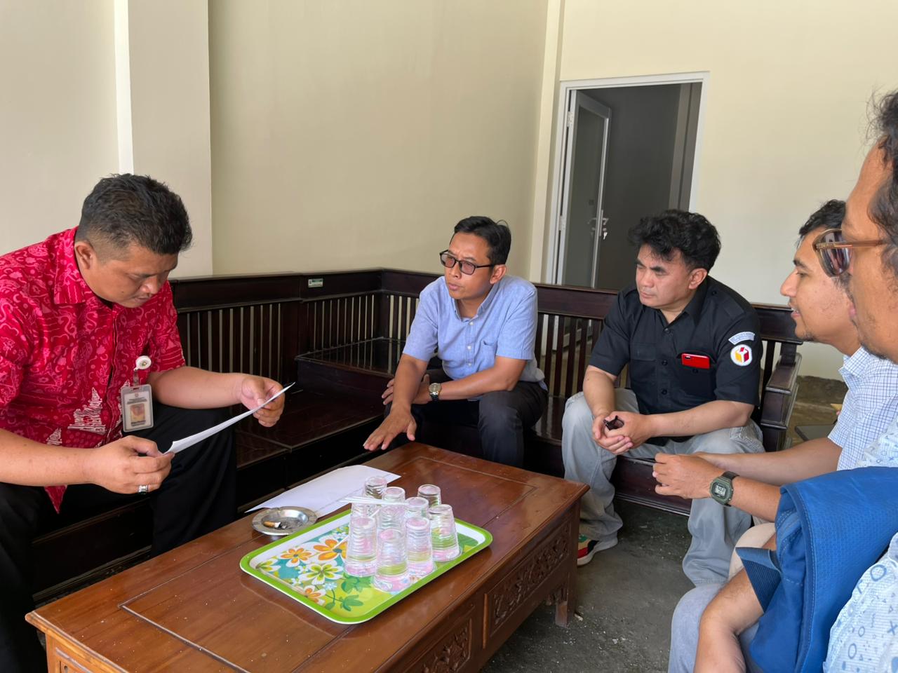 Pengecekan nama-nama pemilih oleh pemerintah Desa Bener diawasi oleh tim Pengawas Bawaslu Kabupaten Semarang pada Kamis, 13 Mei 2026.