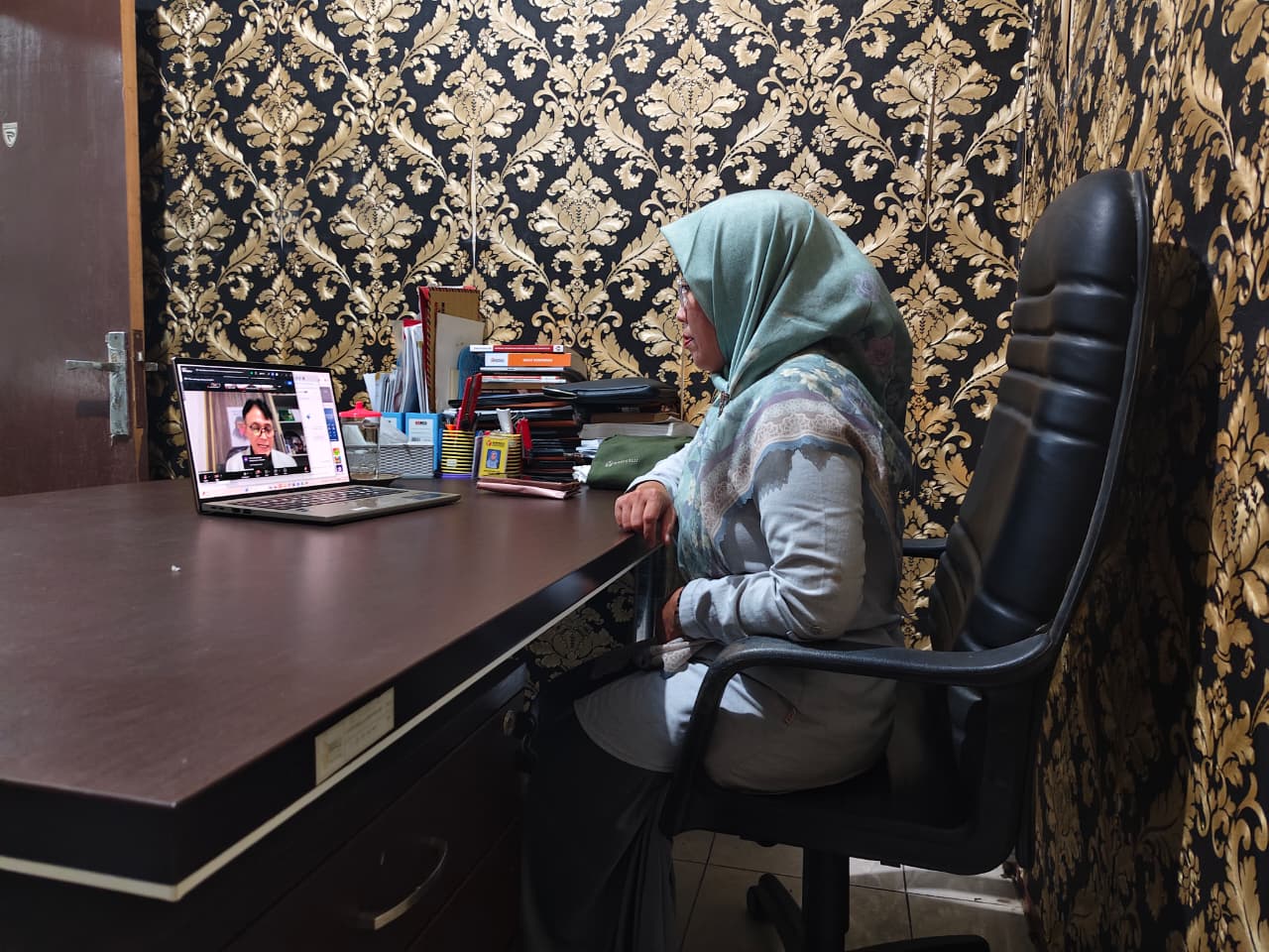 Koordinator Divisi Hukum dan Penyelesain Sengketa Bawaslu Kabupaten Semarang, Ummi Nu'amah mengikuti Selasa Menyapa dengan tema "Teknis Penyusunan Produk Hukum (Nota Kesepahaman dan Keputusan)" Secara Virtual, Selasa (12/05/2026)