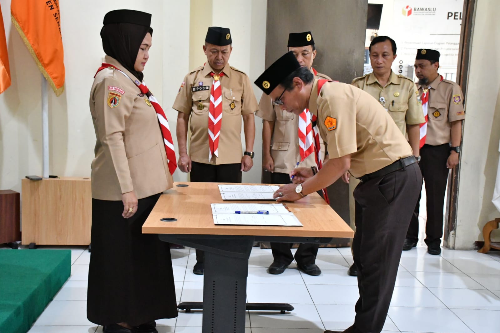 Ketua Bawaslu Kabupaten Semarang, Agus Riyanto (kanan) saat melakukan penandatanganan Perjanjian Kerja Sama Antara Bawaslu Kabupaten Semarang dengan Kwartir Cabang Gerakan Pramuka Semarang, Selasa 12 Mei 2026